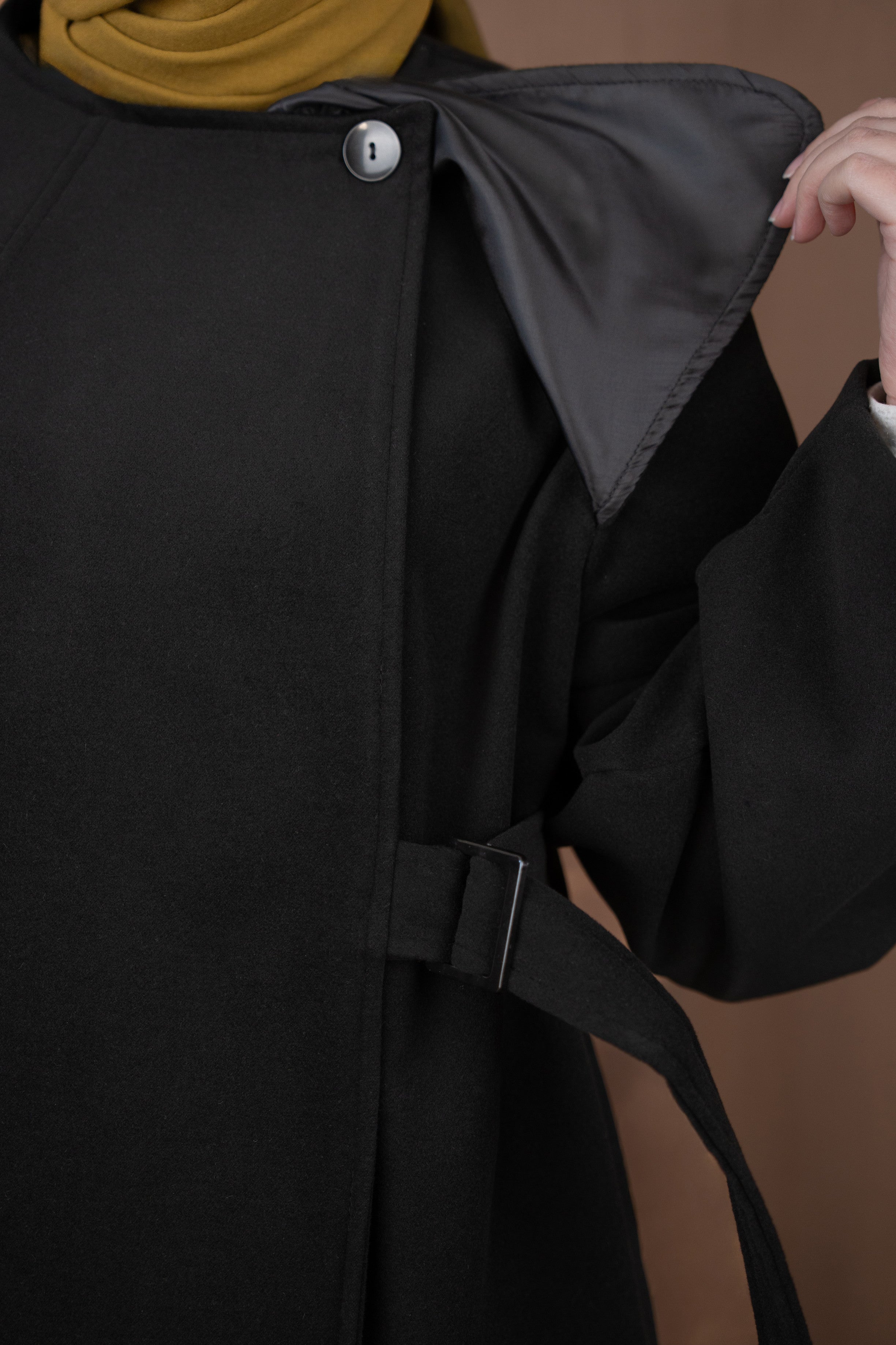 Kemer Detaylı Asimetrik Kaban Siyah