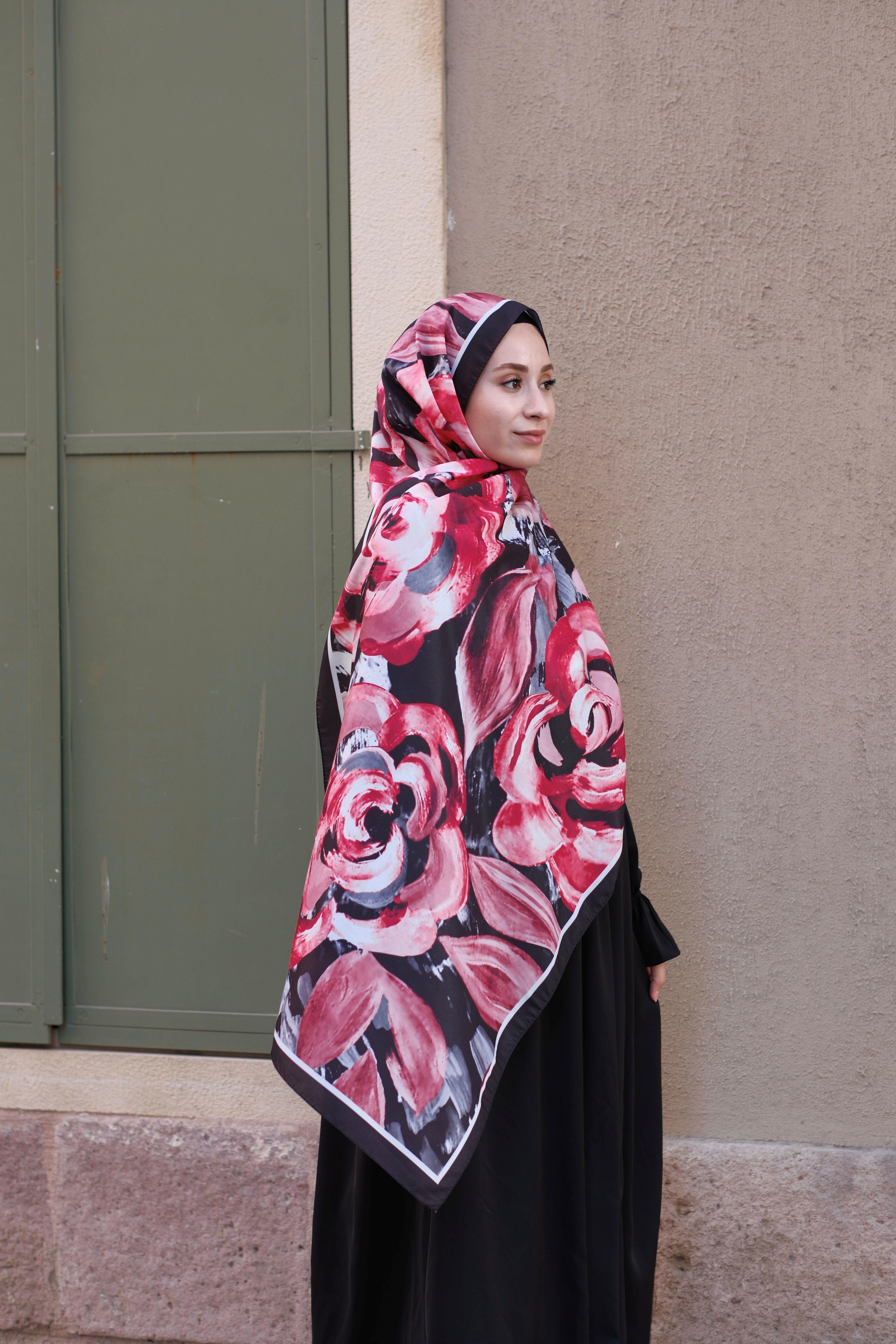 Gül Desenli Şal Siyah