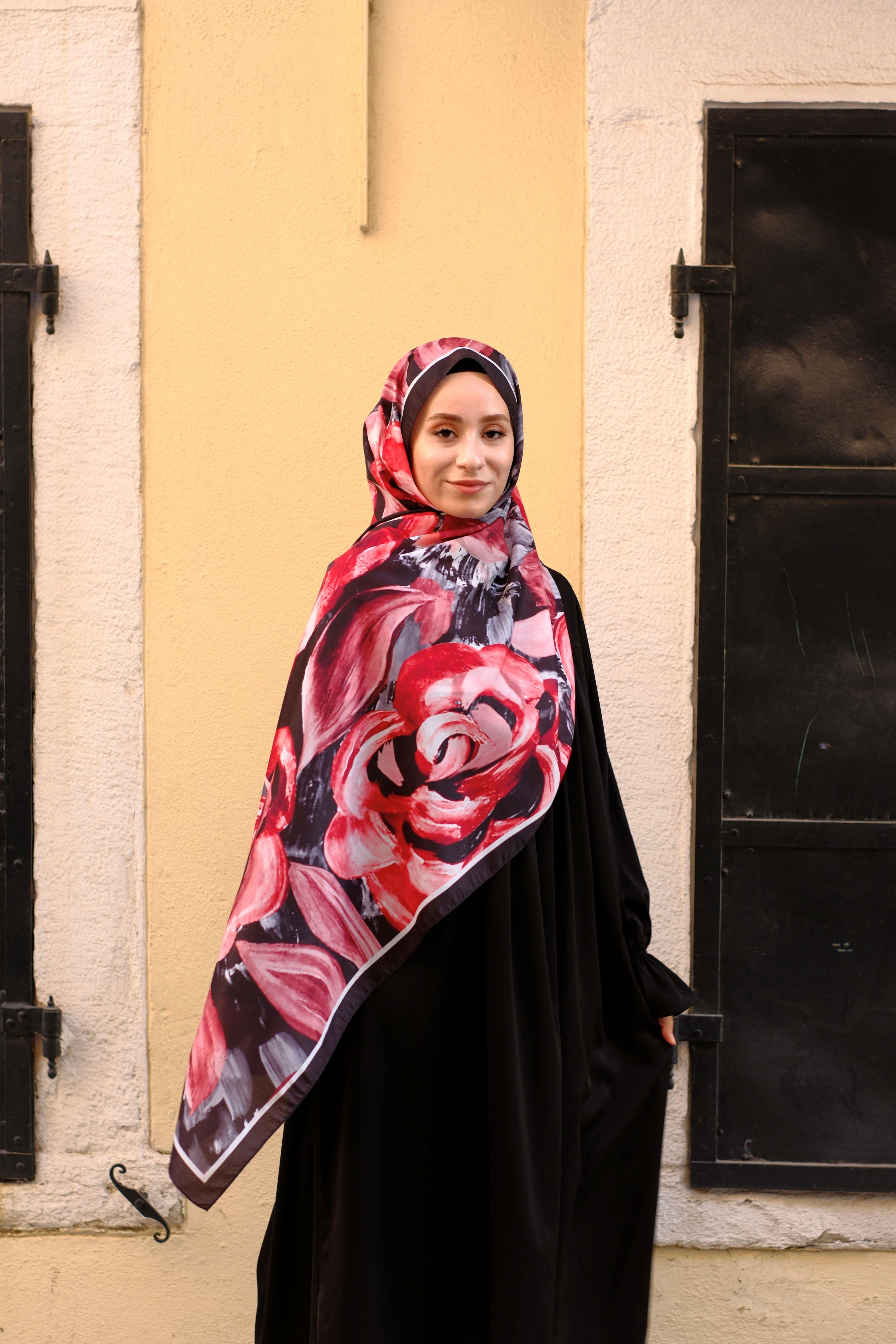 Gül Desenli Şal Siyah