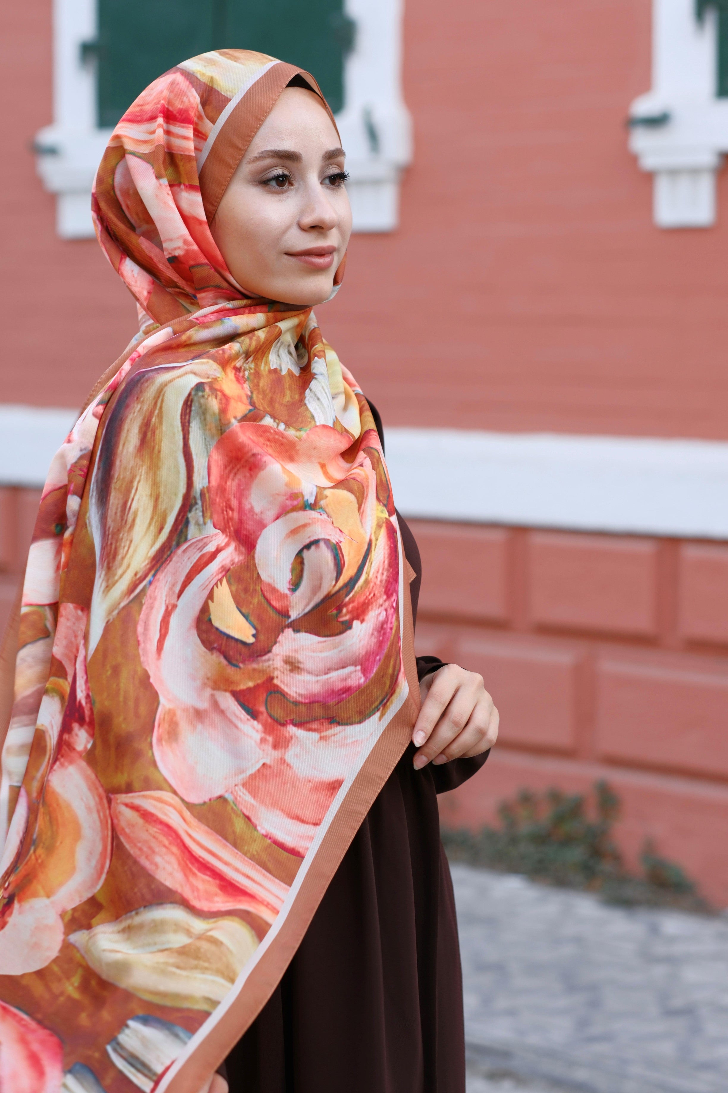 Gül Desenli Şal Sütlü Kahve