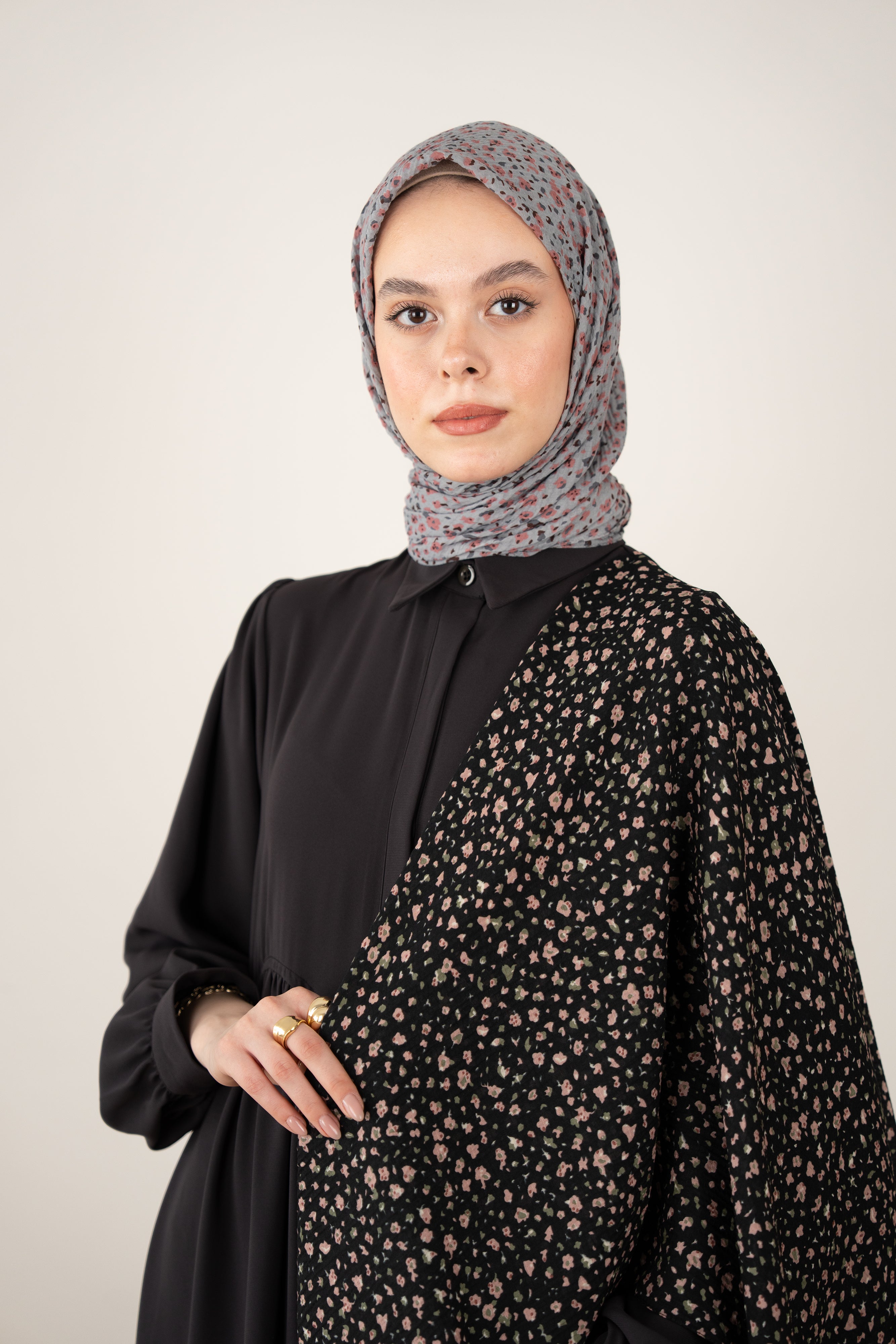 Çiçek Desenli Bürümcük Eşarp GRİ