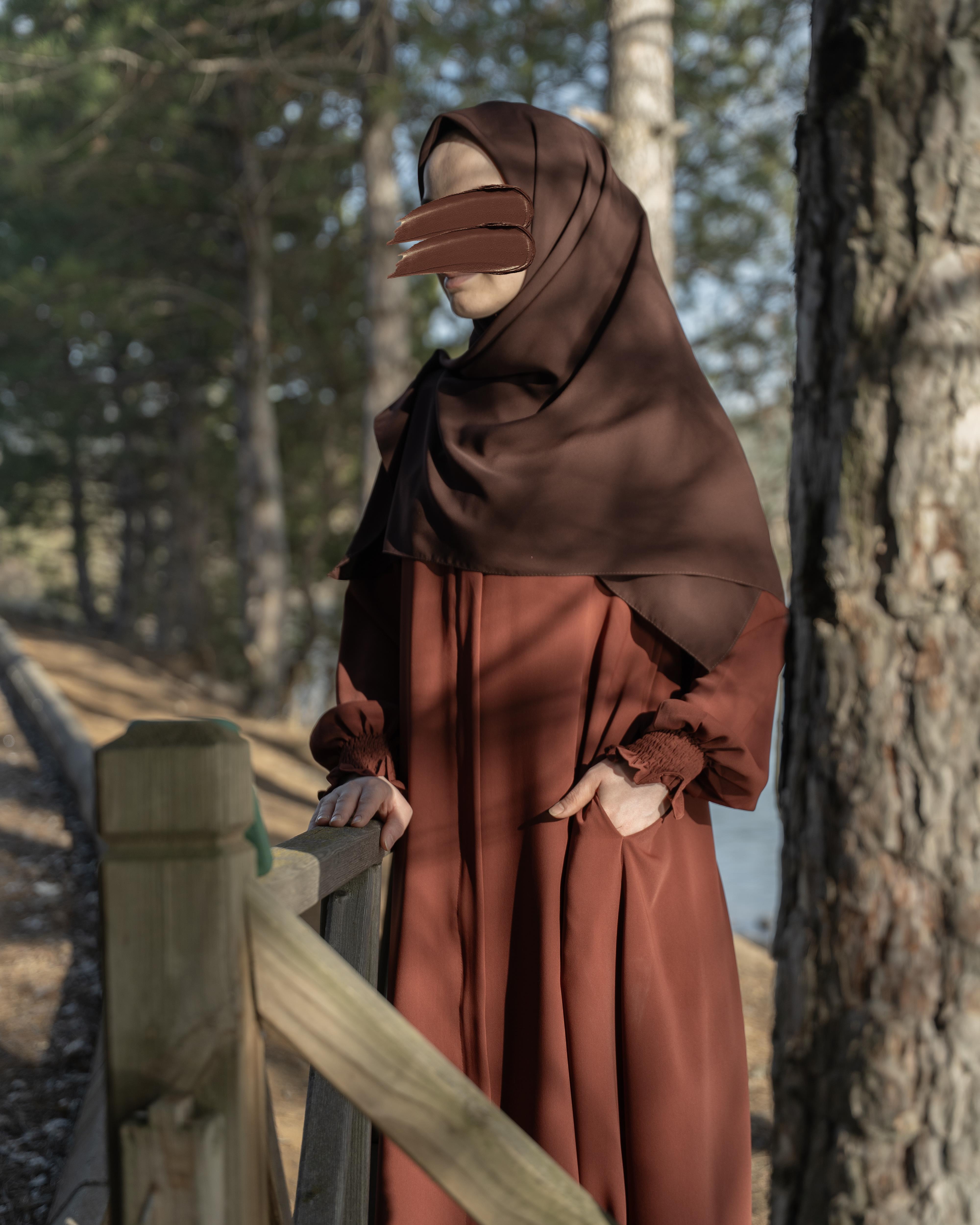 Aynil Kloş Ferace Kızılcık