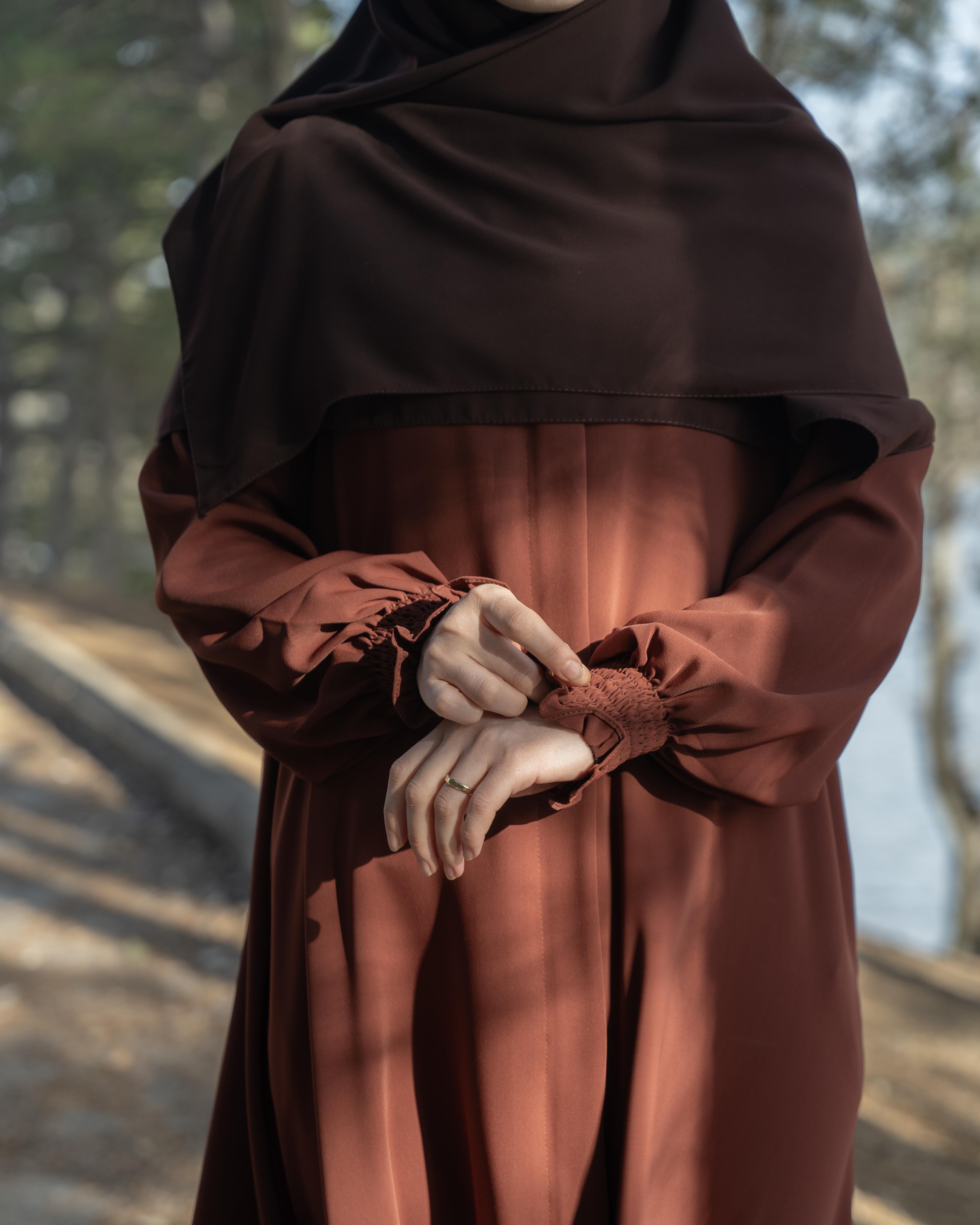 Aynil Kloş Ferace Kızılcık