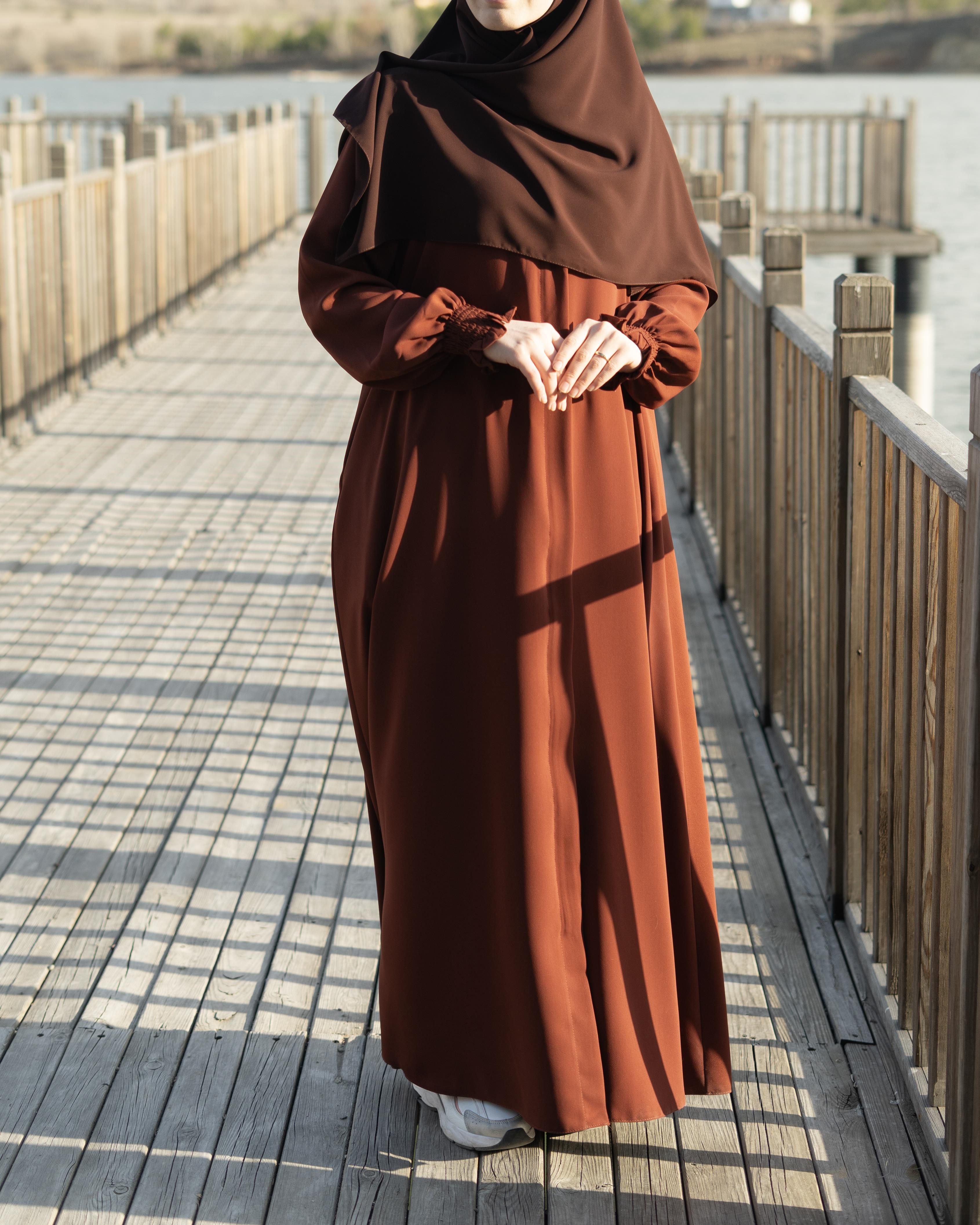 Aynil Kloş Ferace Kızılcık