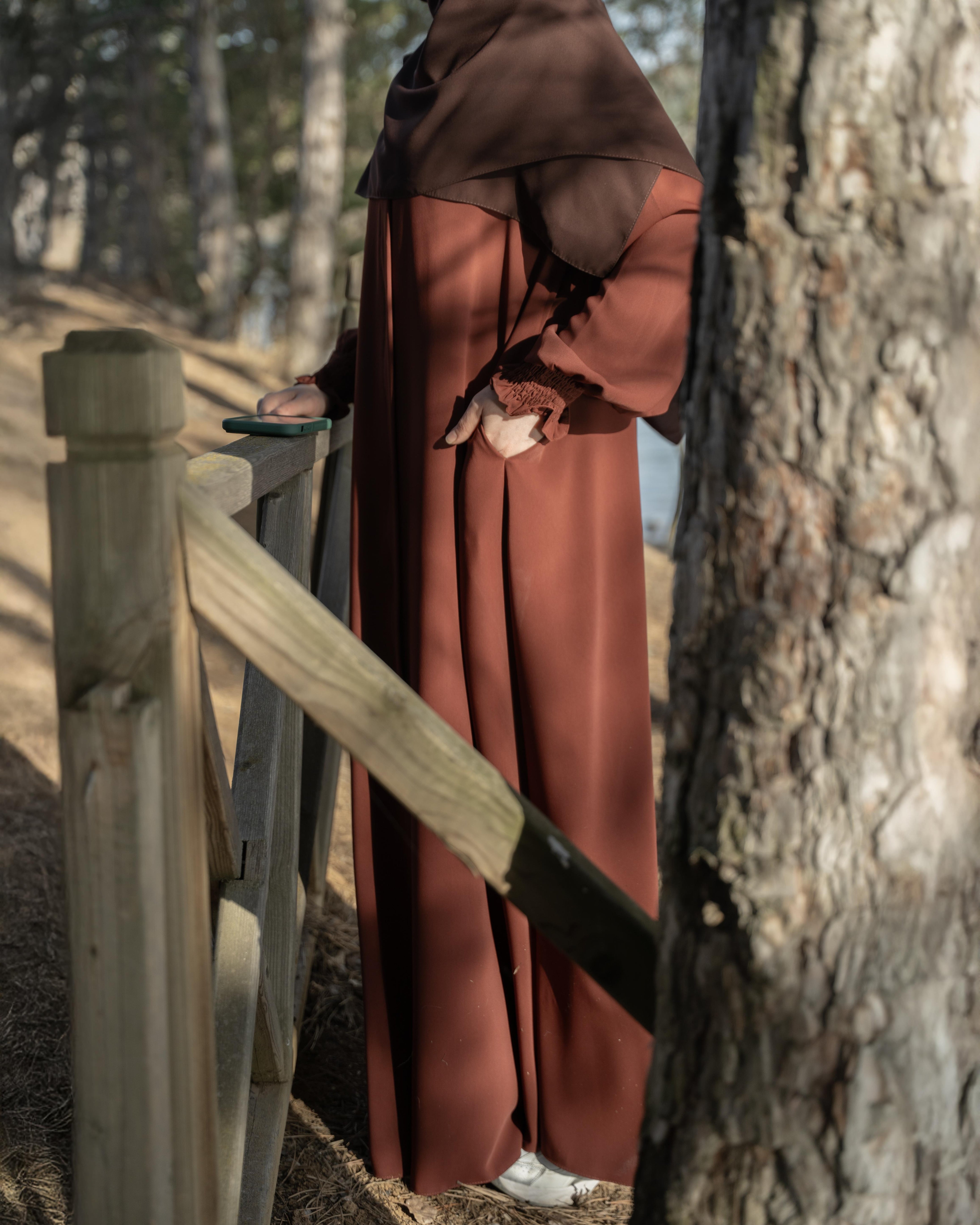 Aynil Kloş Ferace Kızılcık