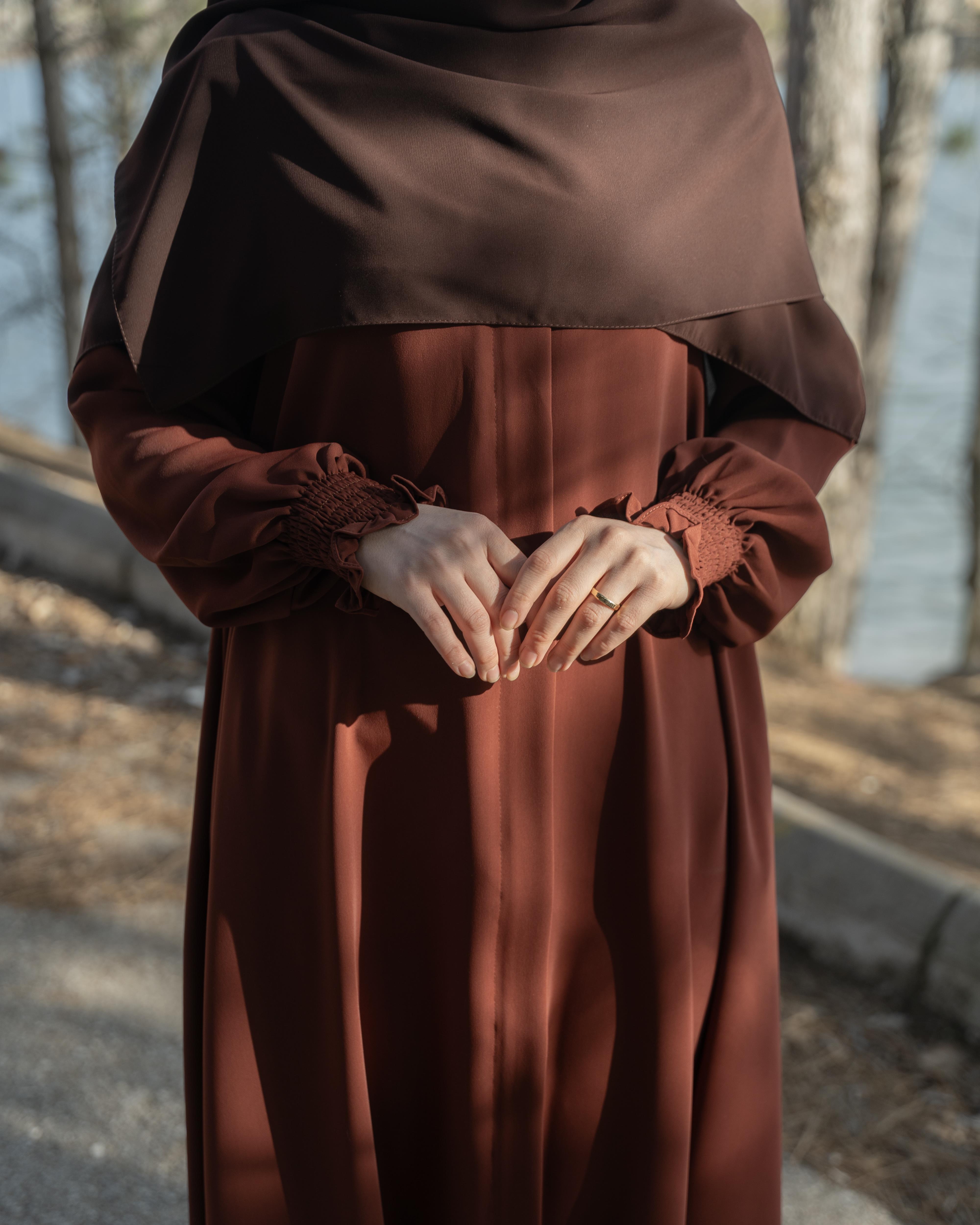 Aynil Kloş Ferace Kızılcık