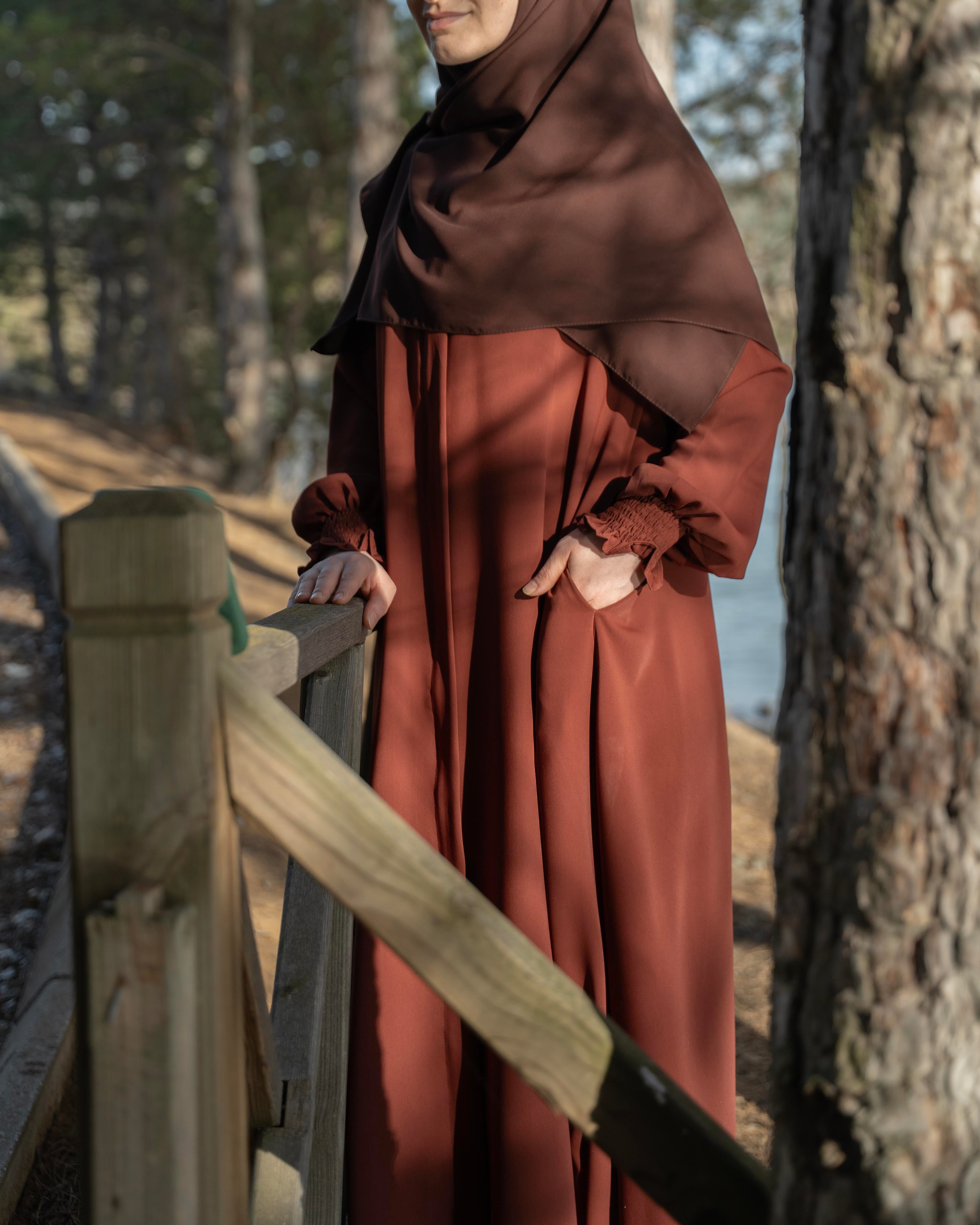 Aynil Kloş Ferace Kızılcık