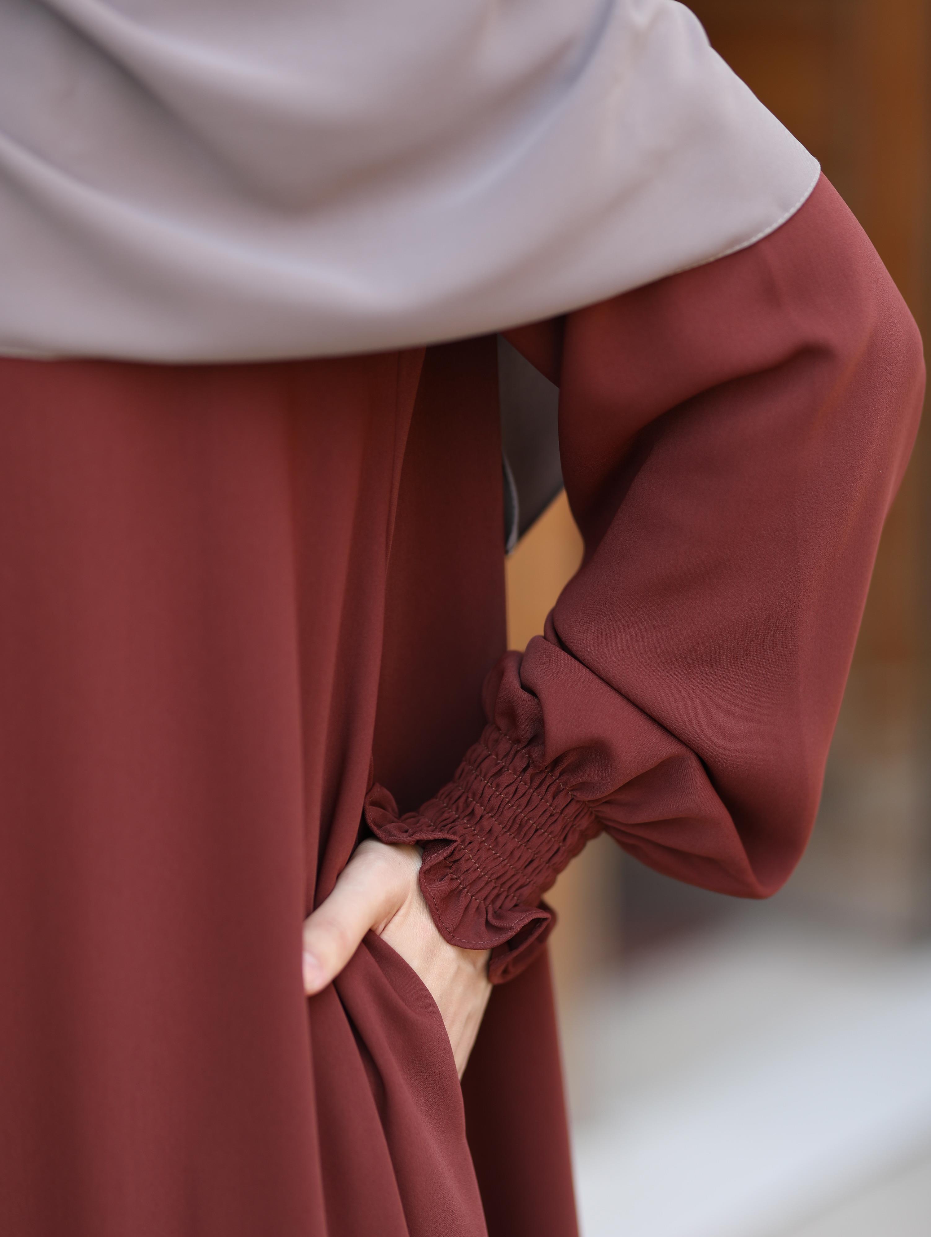 Aynil Kloş Ferace Kızılcık