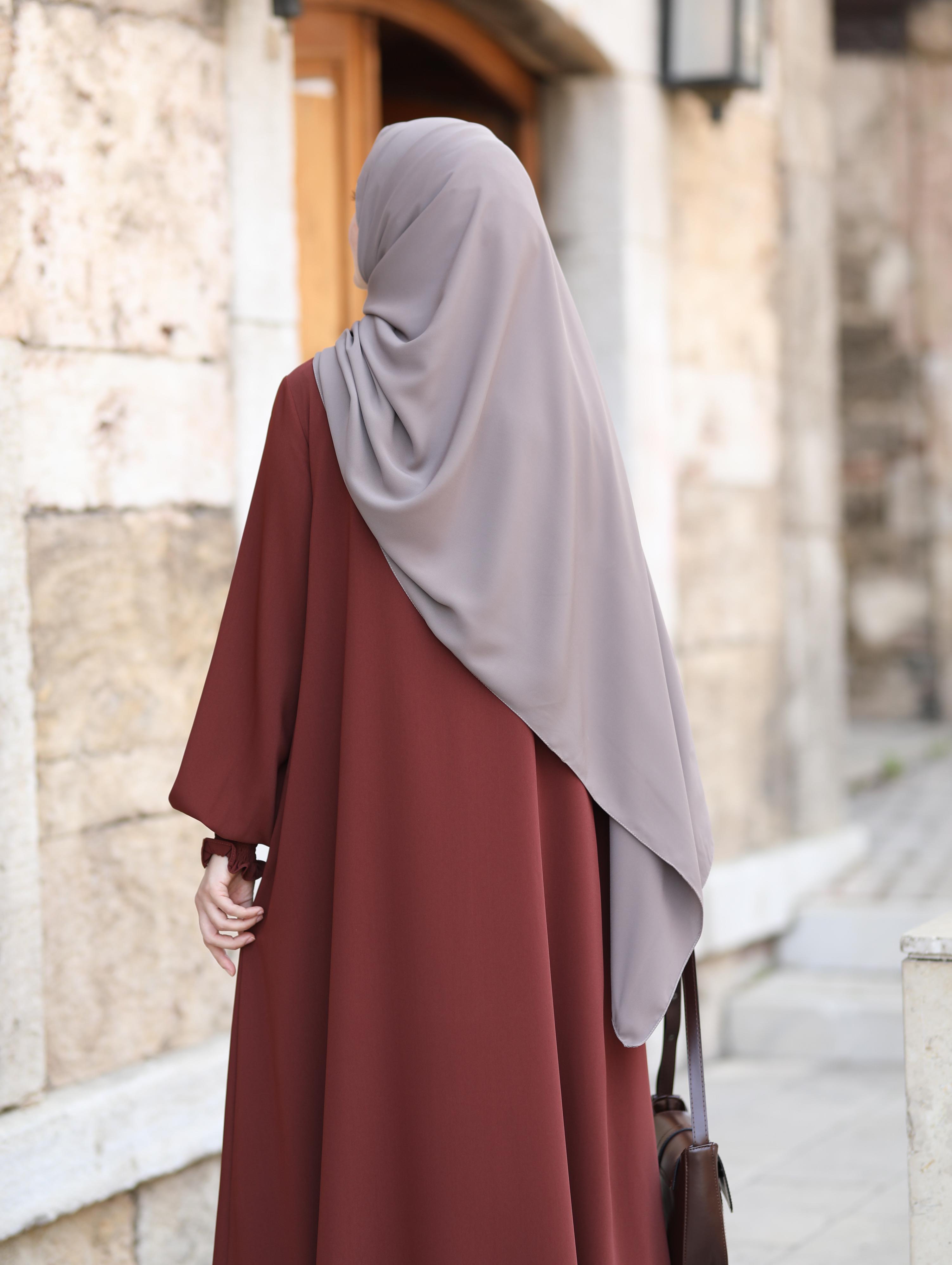 Aynil Kloş Ferace Kızılcık