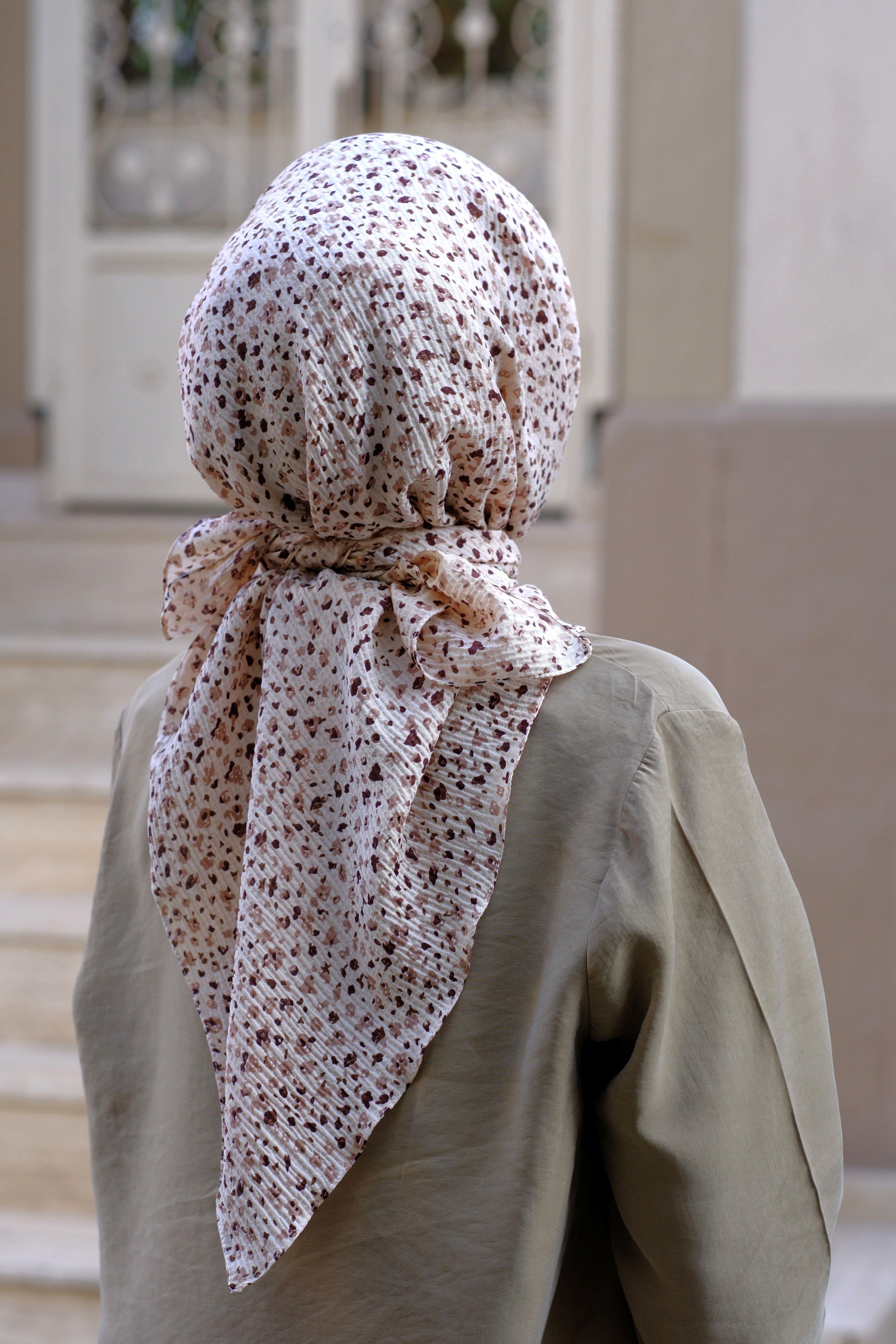 Çiçek Desenli Bürümcük Eşarp Bej