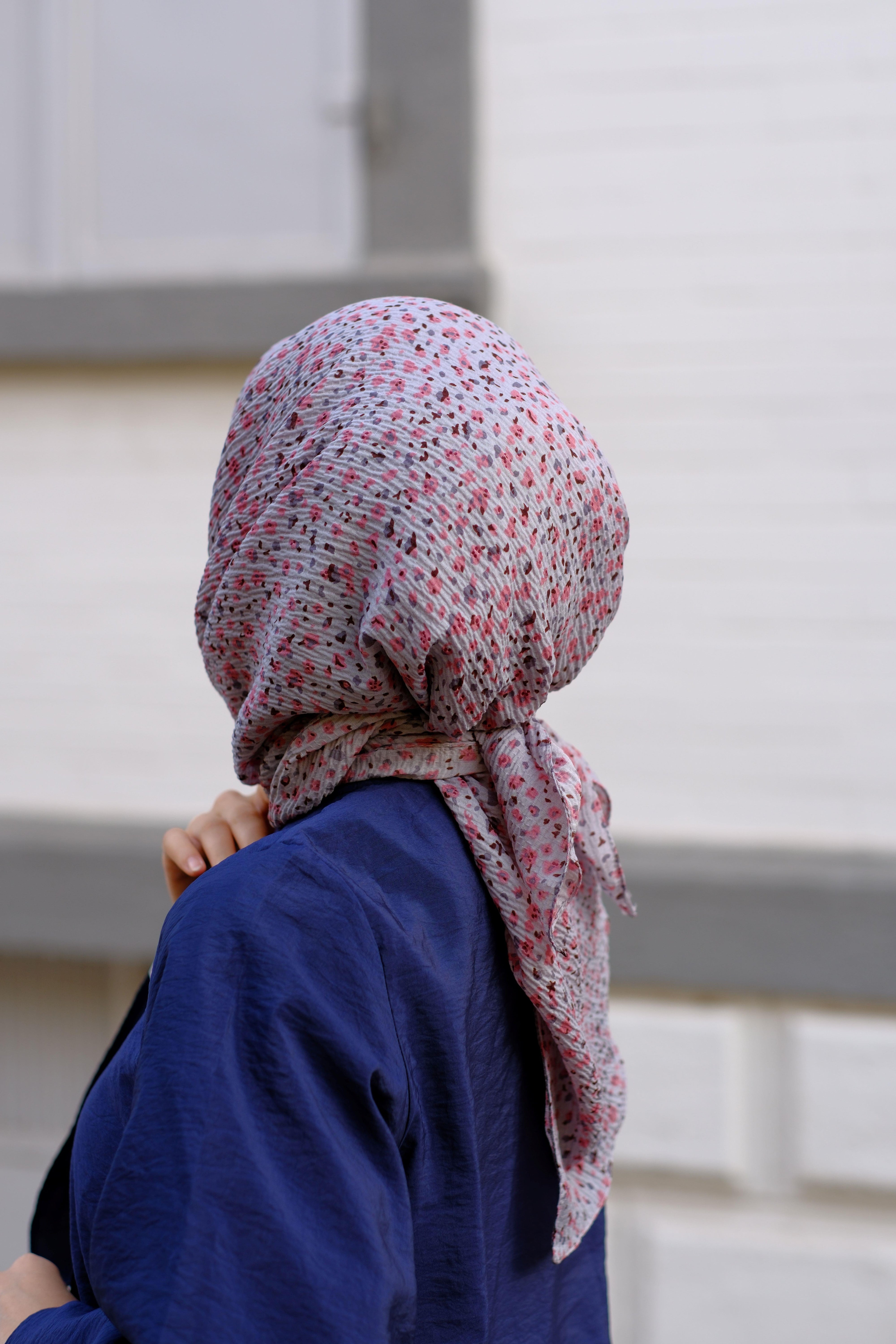 Çiçek Desenli Bürümcük Eşarp Gri