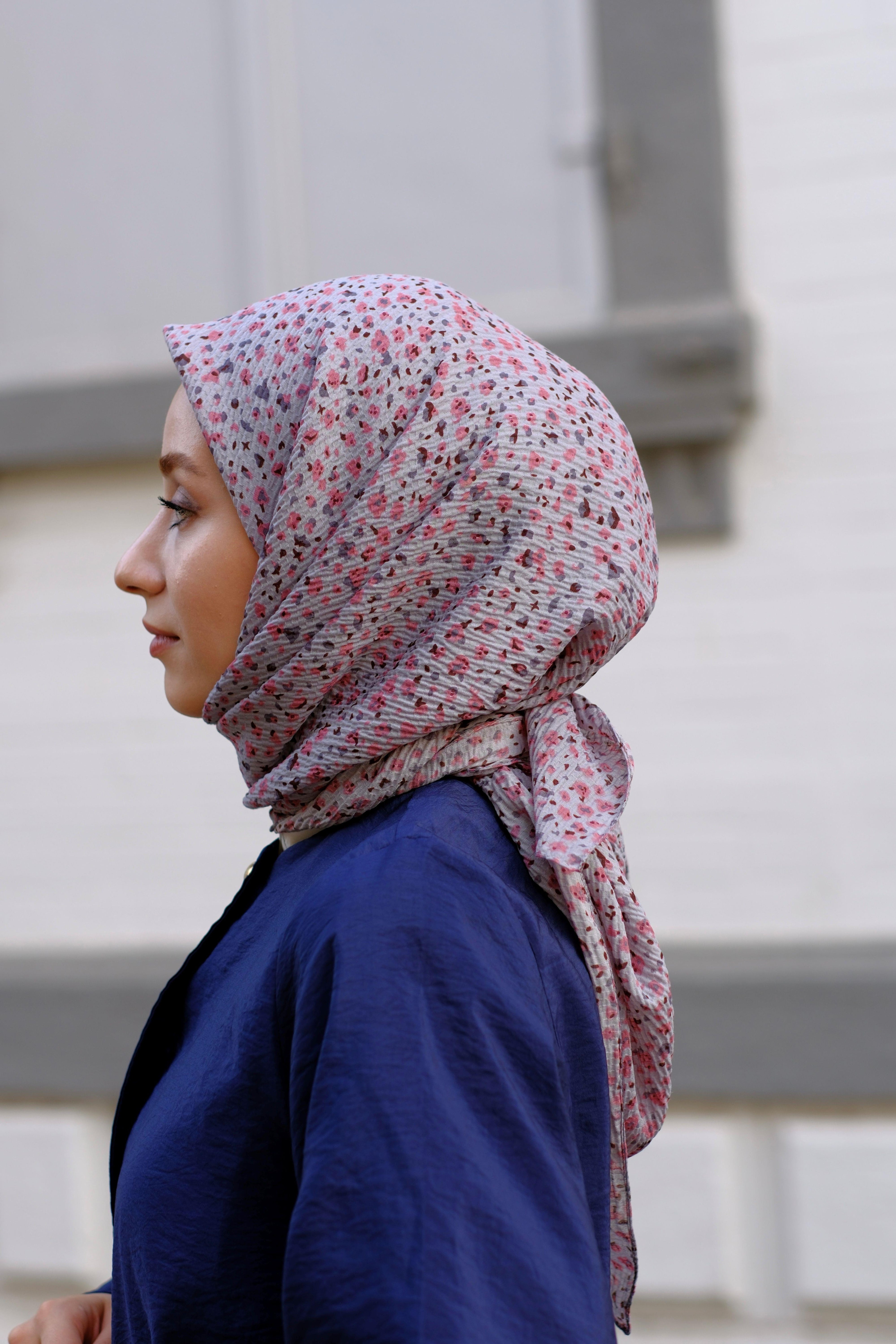 Çiçek Desenli Bürümcük Eşarp Gri