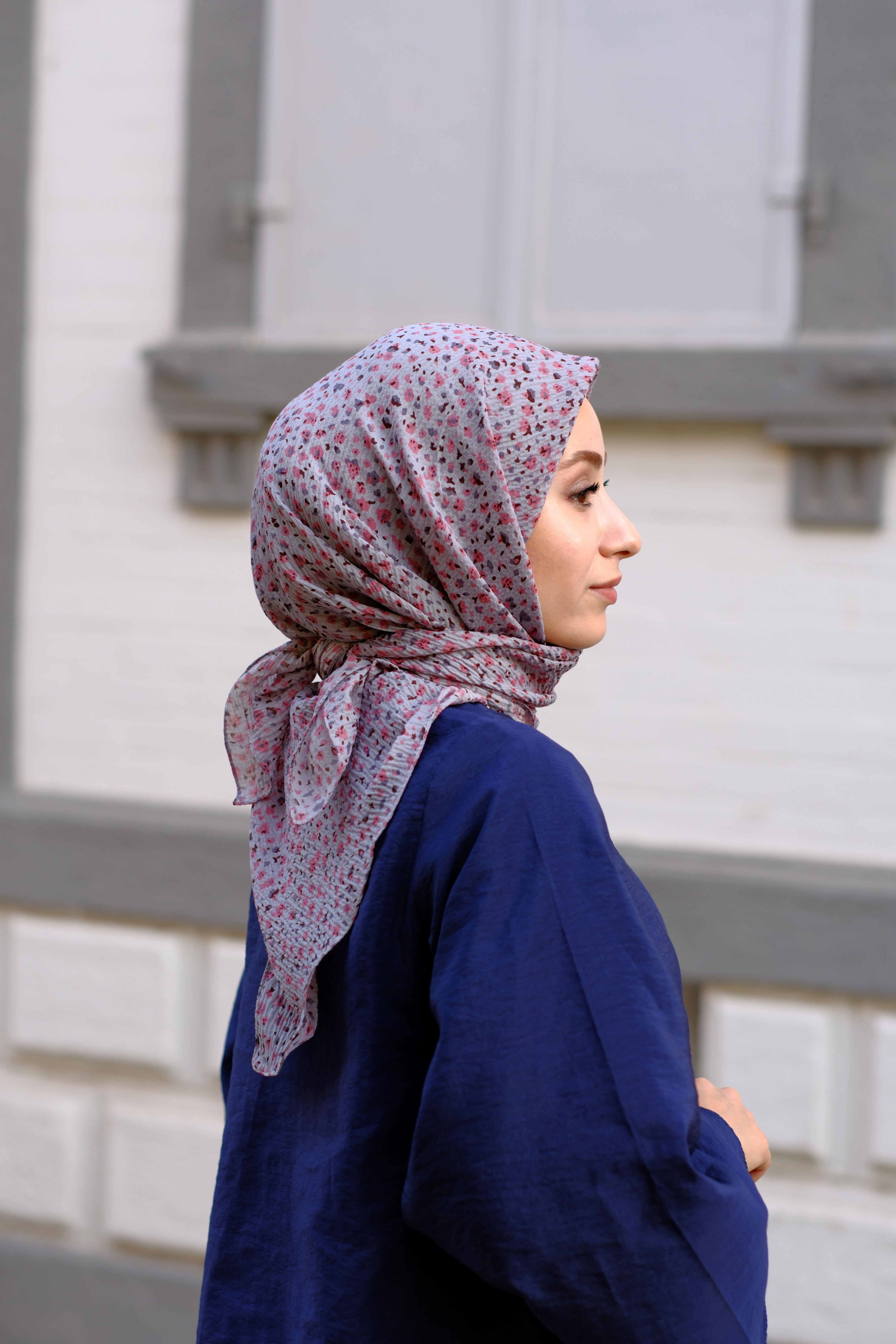 Çiçek Desenli Bürümcük Eşarp Gri