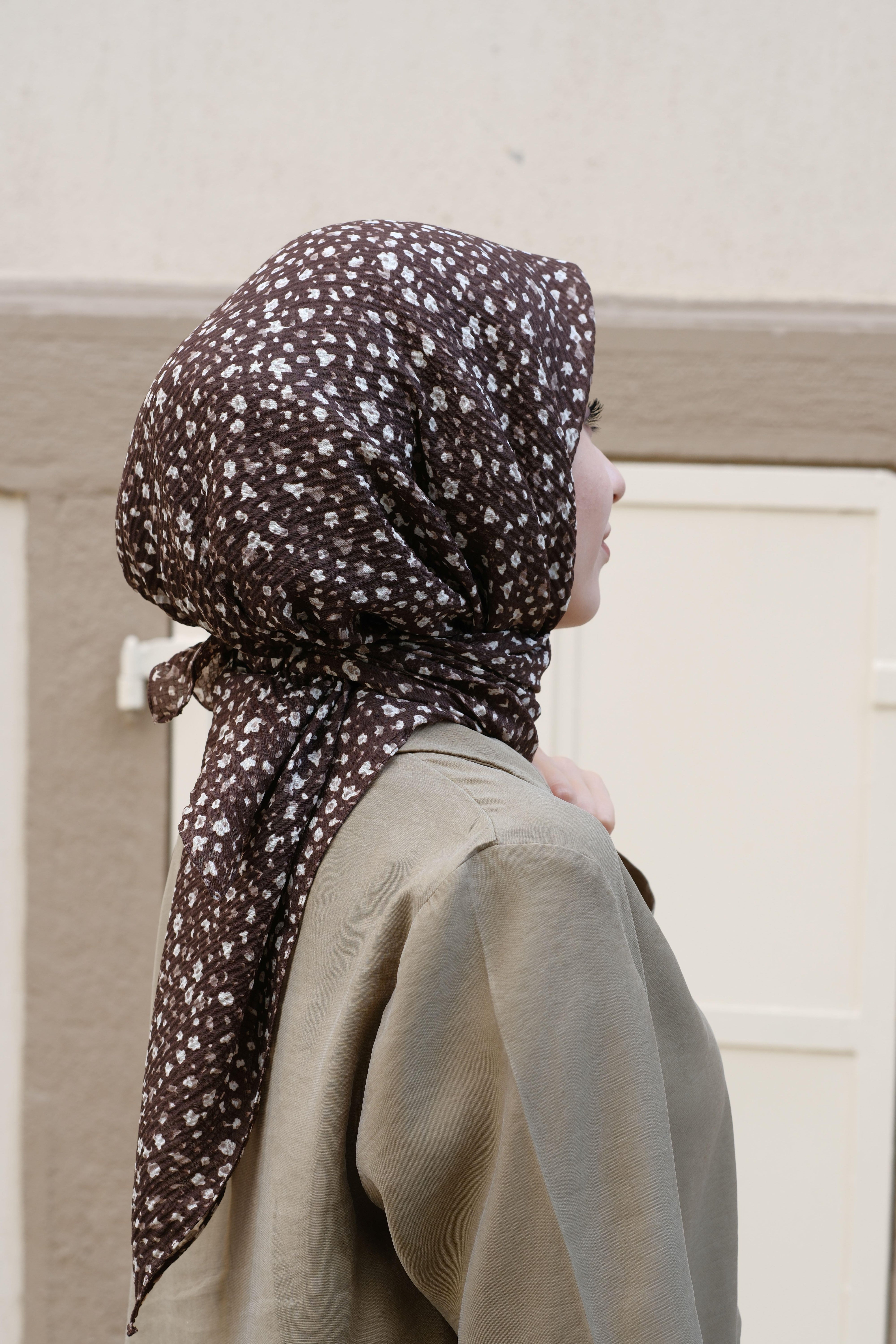 Çiçek Desenli Bürümcük Eşarp Kahverengi