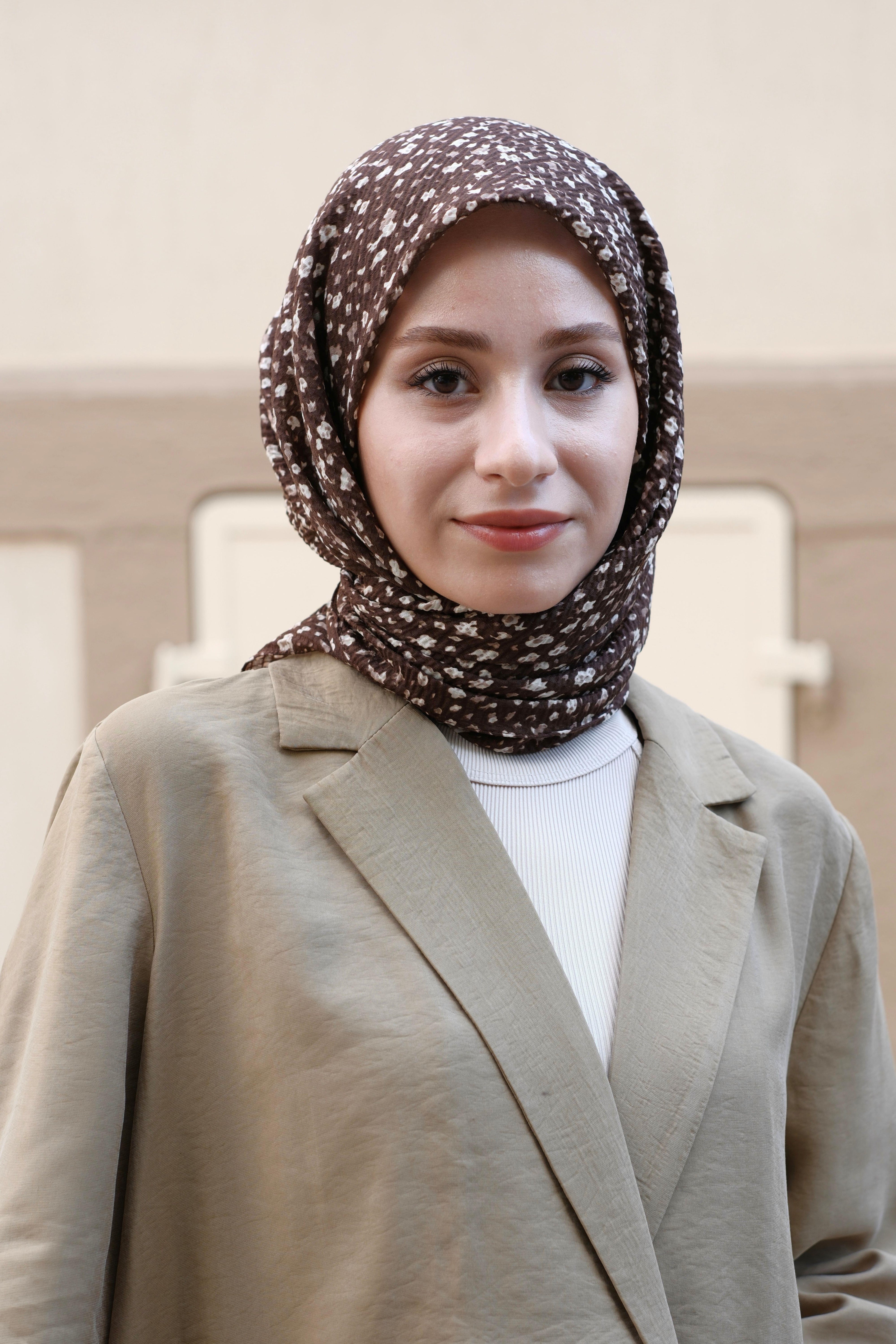 Çiçek Desenli Bürümcük Eşarp Kahverengi