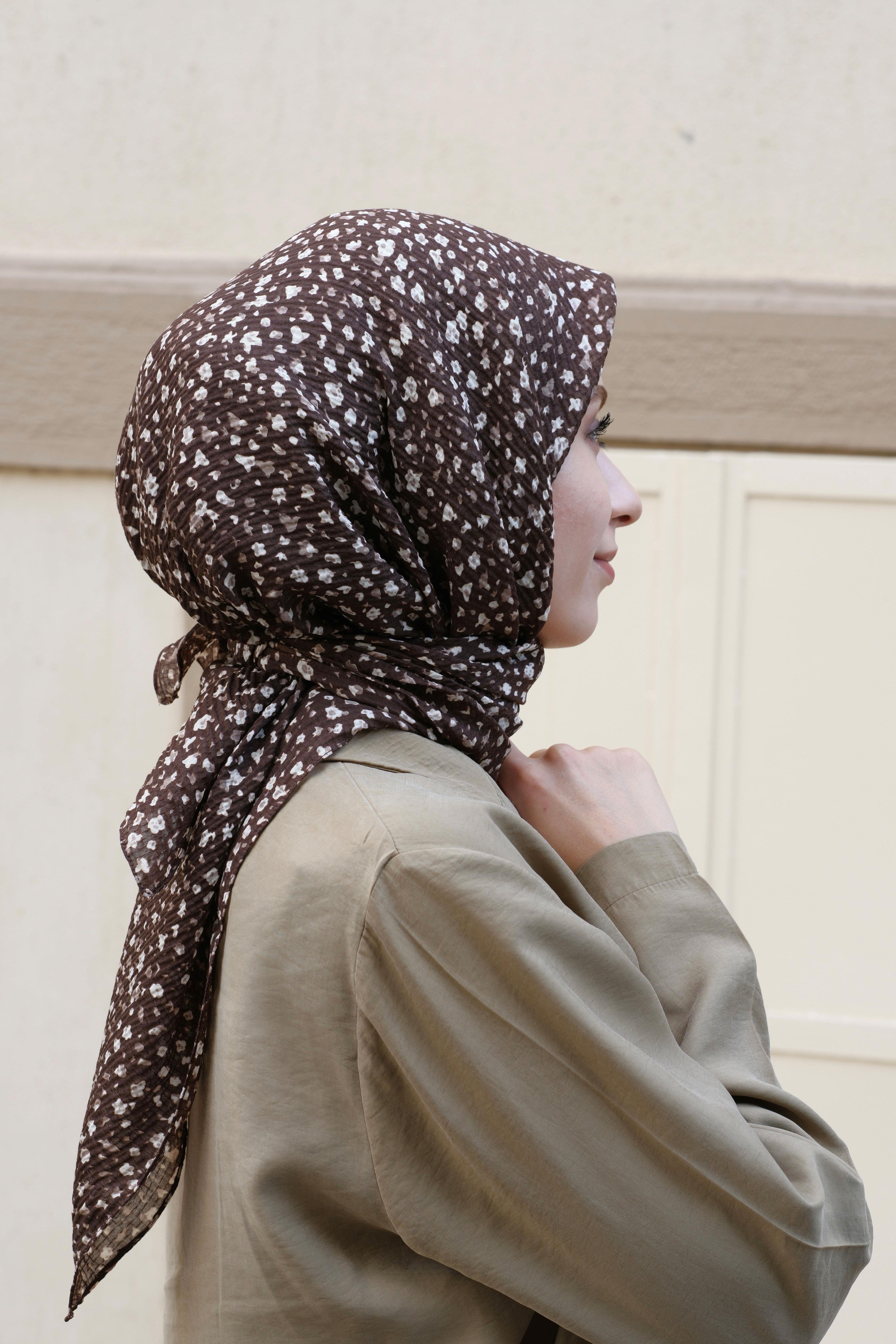 Çiçek Desenli Bürümcük Eşarp Kahverengi