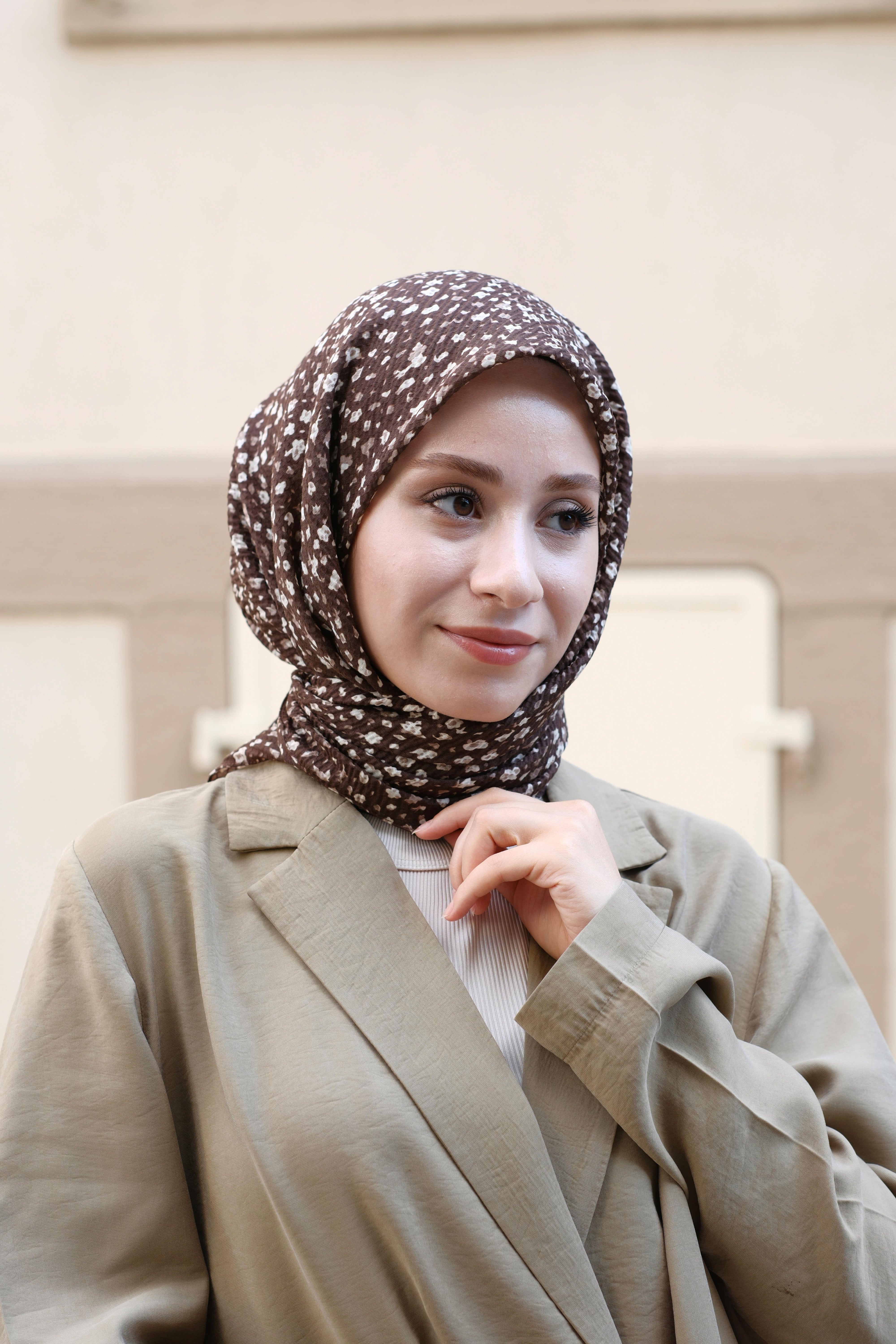 Çiçek Desenli Bürümcük Eşarp Kahverengi