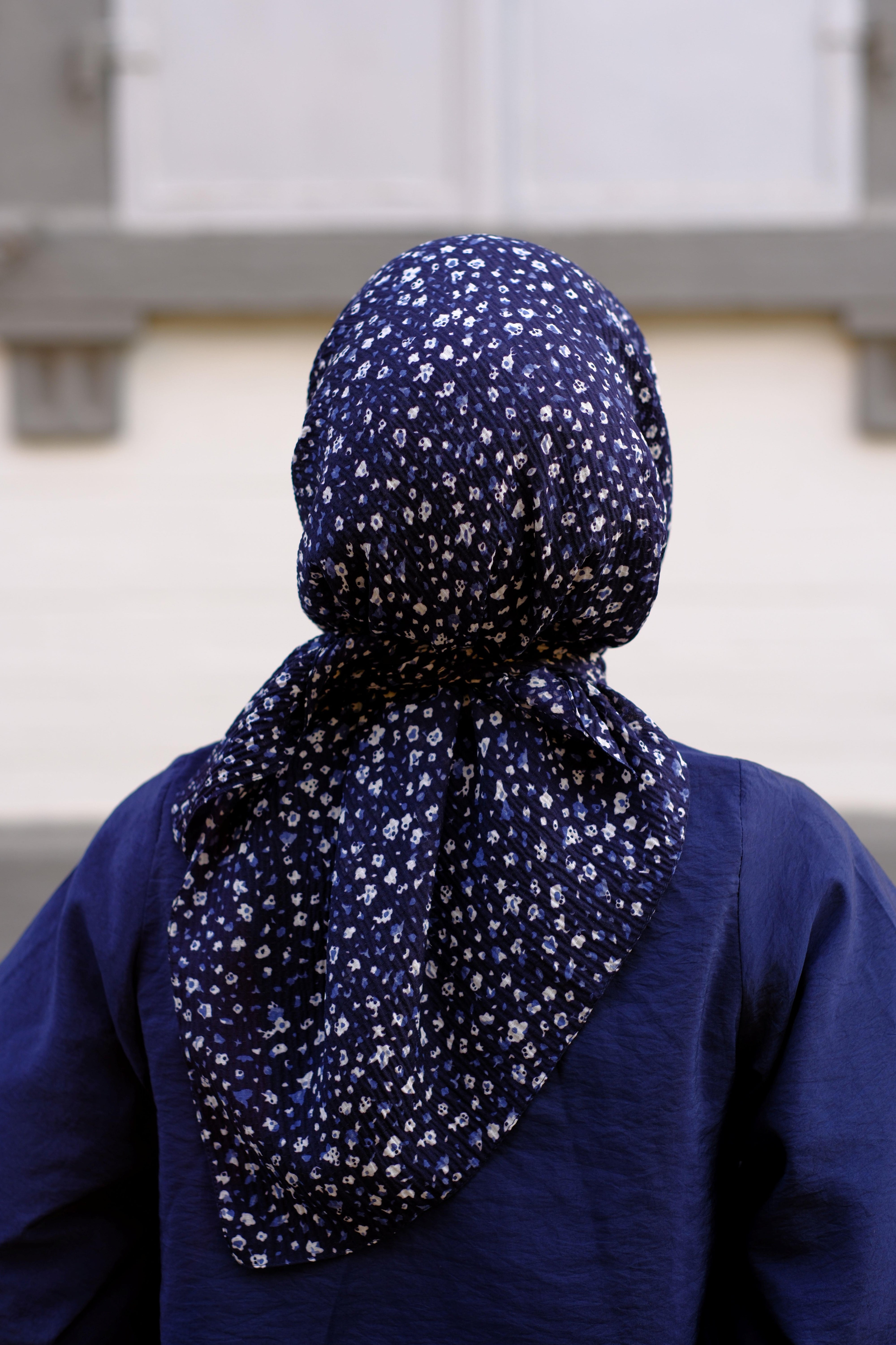 Çiçek Desenli Bürümcük Eşarp Lacivert