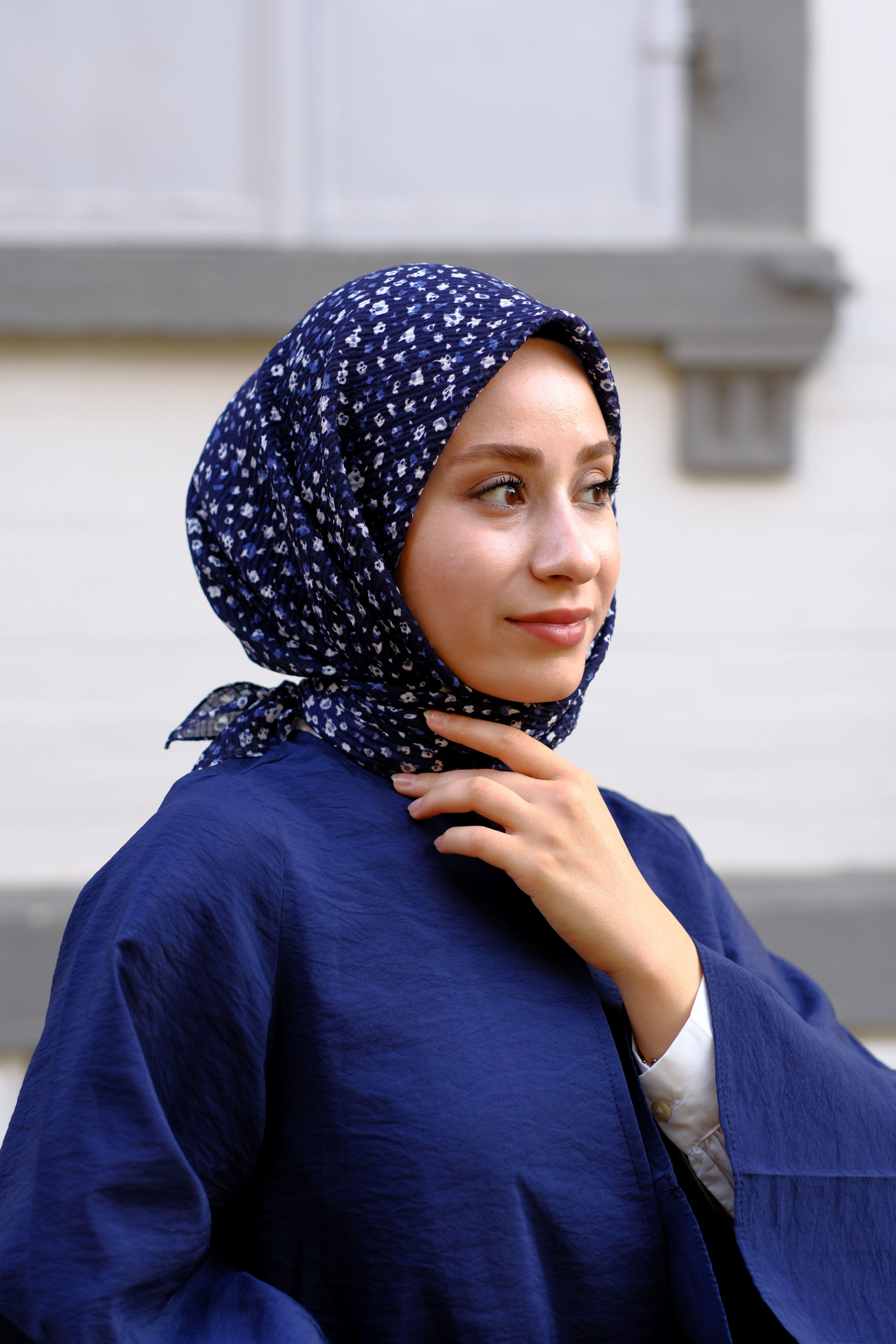 Çiçek Desenli Bürümcük Eşarp Lacivert