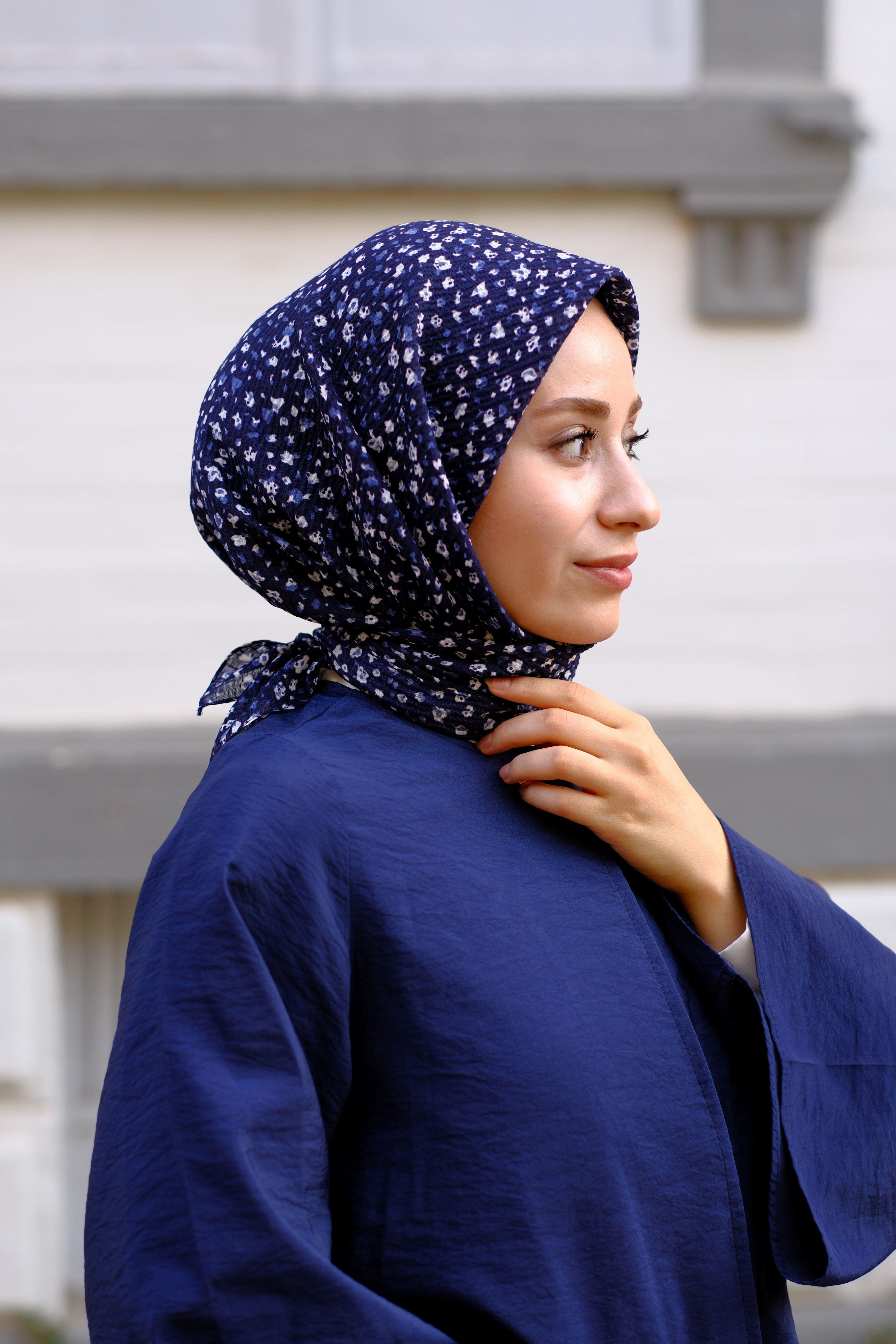 Çiçek Desenli Bürümcük Eşarp LACİVERT