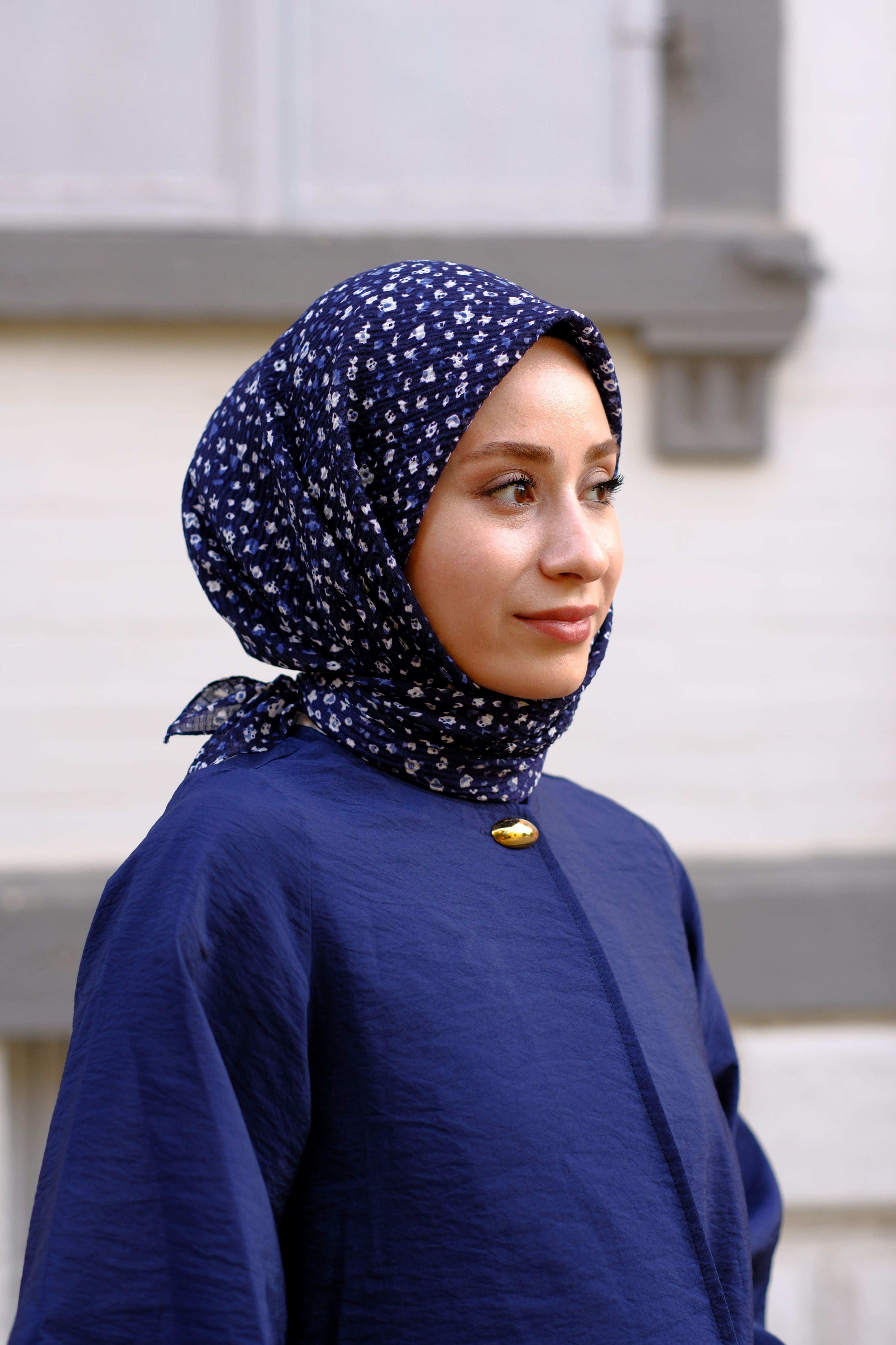 Çiçek Desenli Bürümcük Eşarp Lacivert