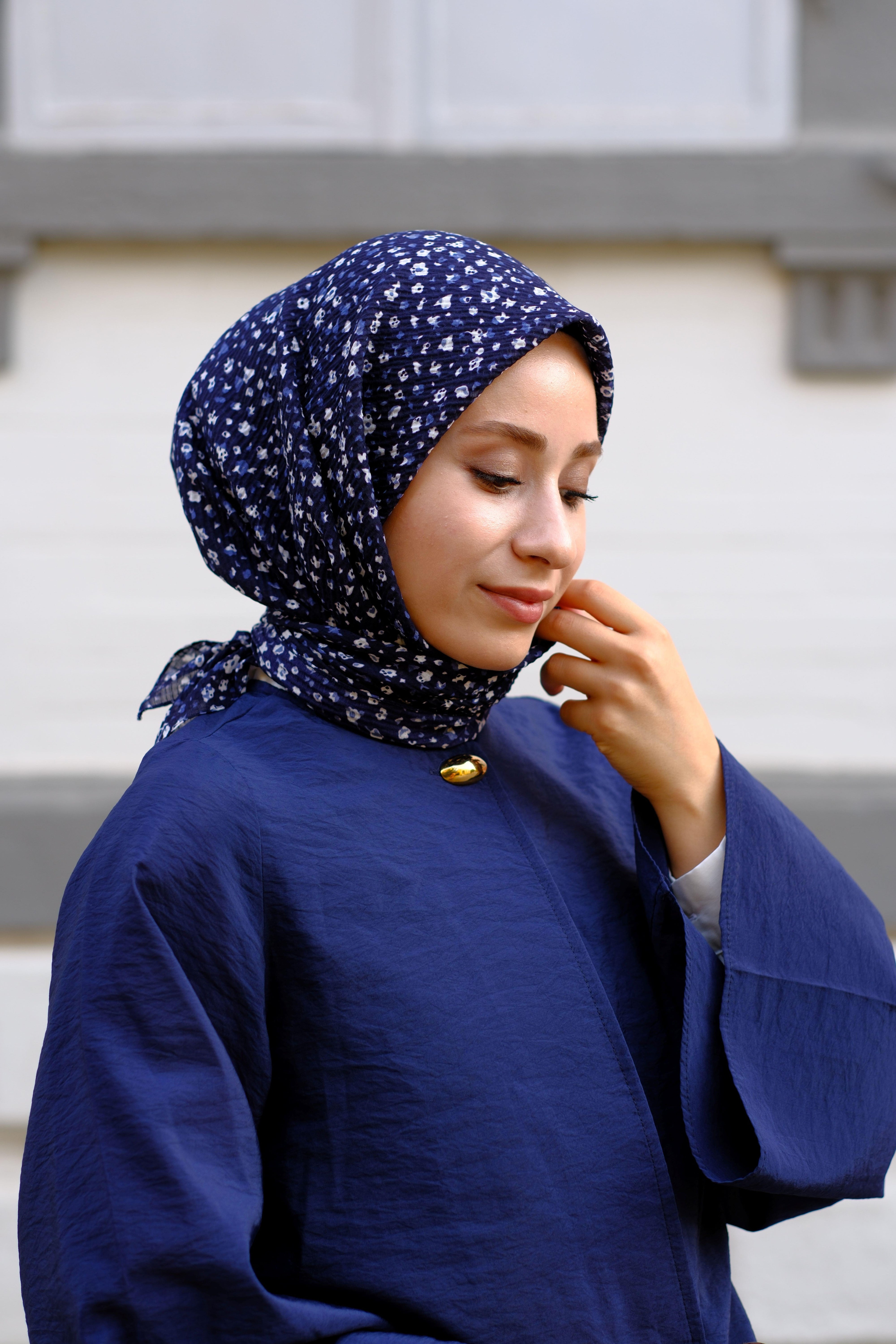 Çiçek Desenli Bürümcük Eşarp Lacivert