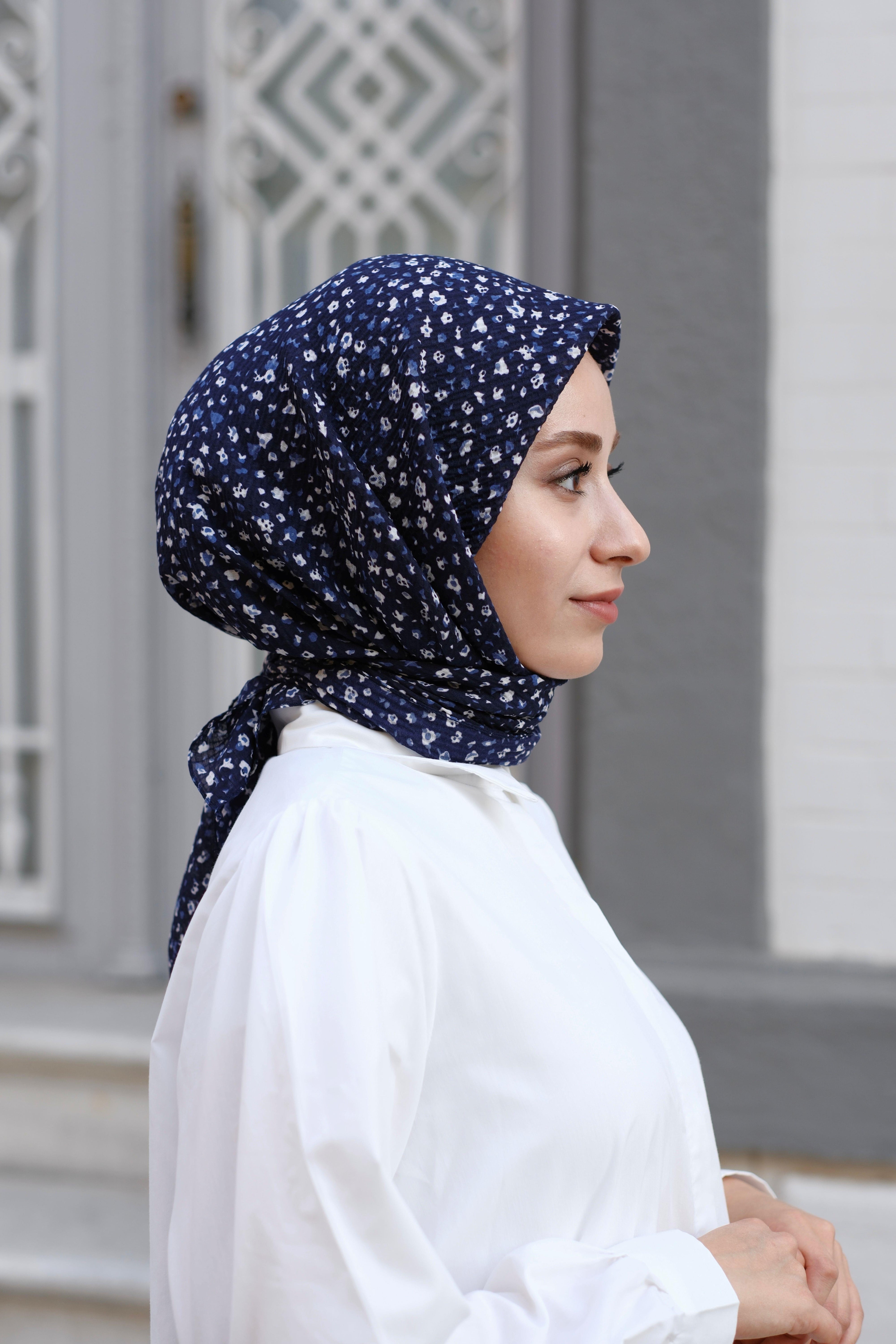 Çiçek Desenli Bürümcük Eşarp Lacivert