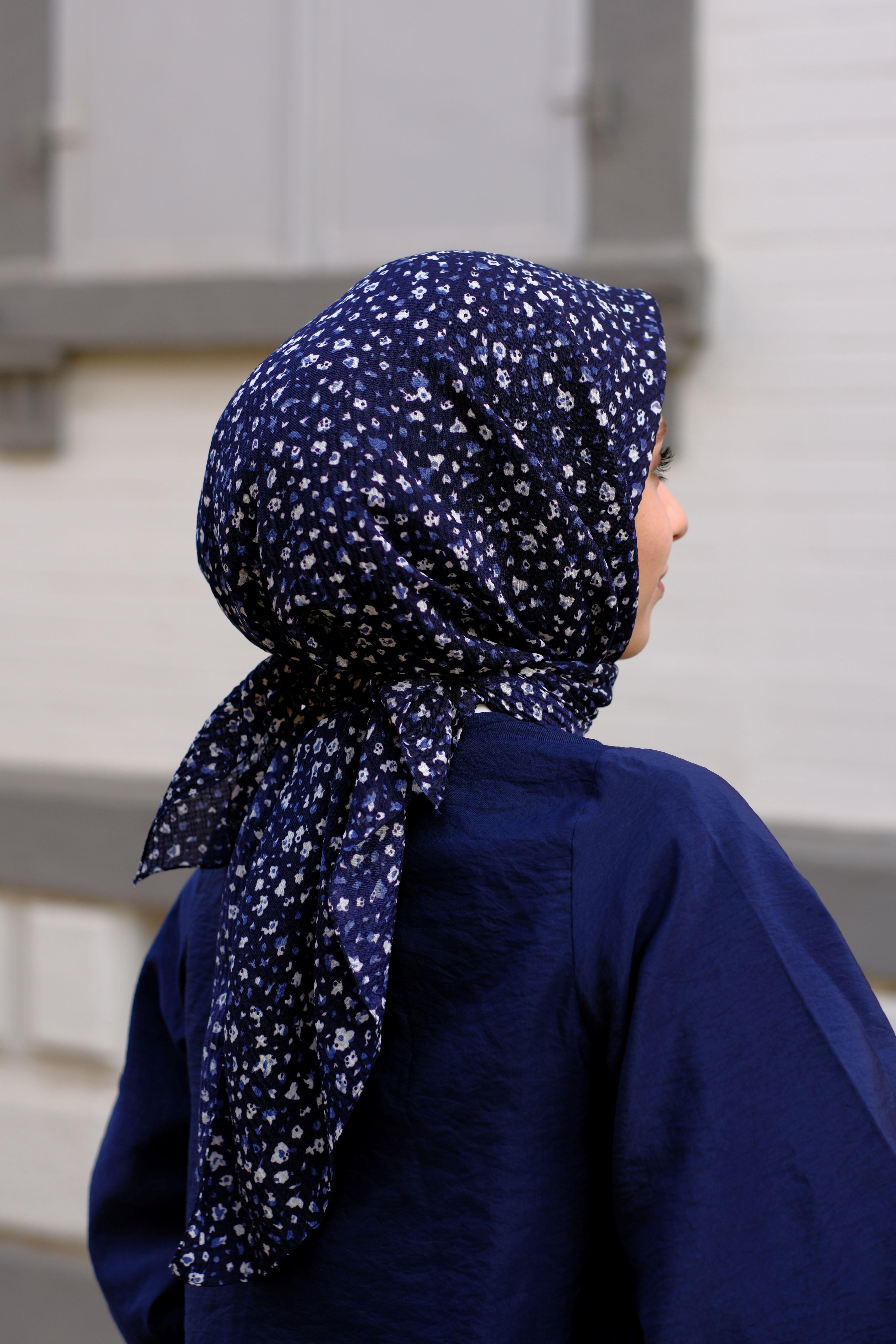 Çiçek Desenli Bürümcük Eşarp LACİVERT