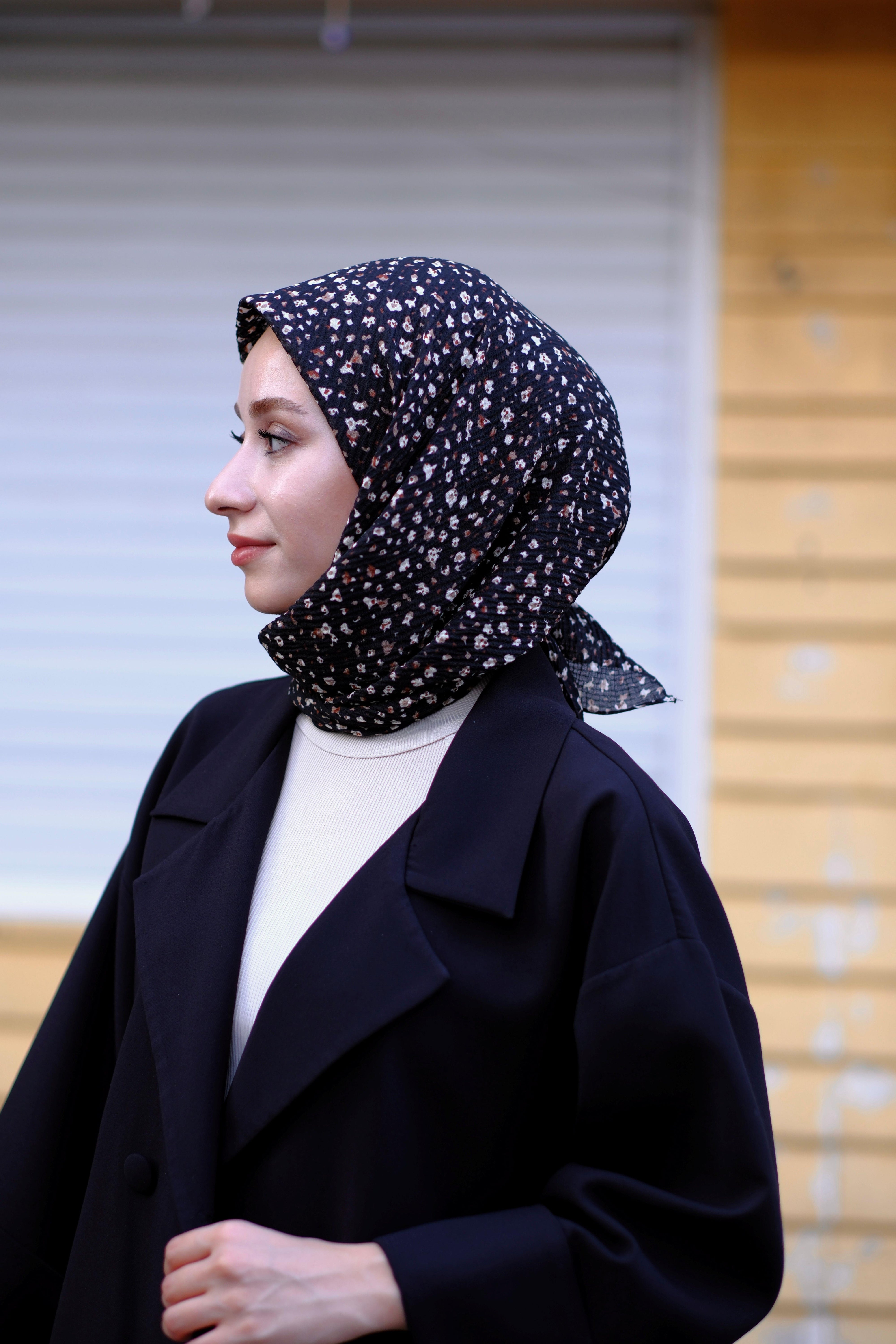 Çiçek Desenli Bürümcük Eşarp Siyah