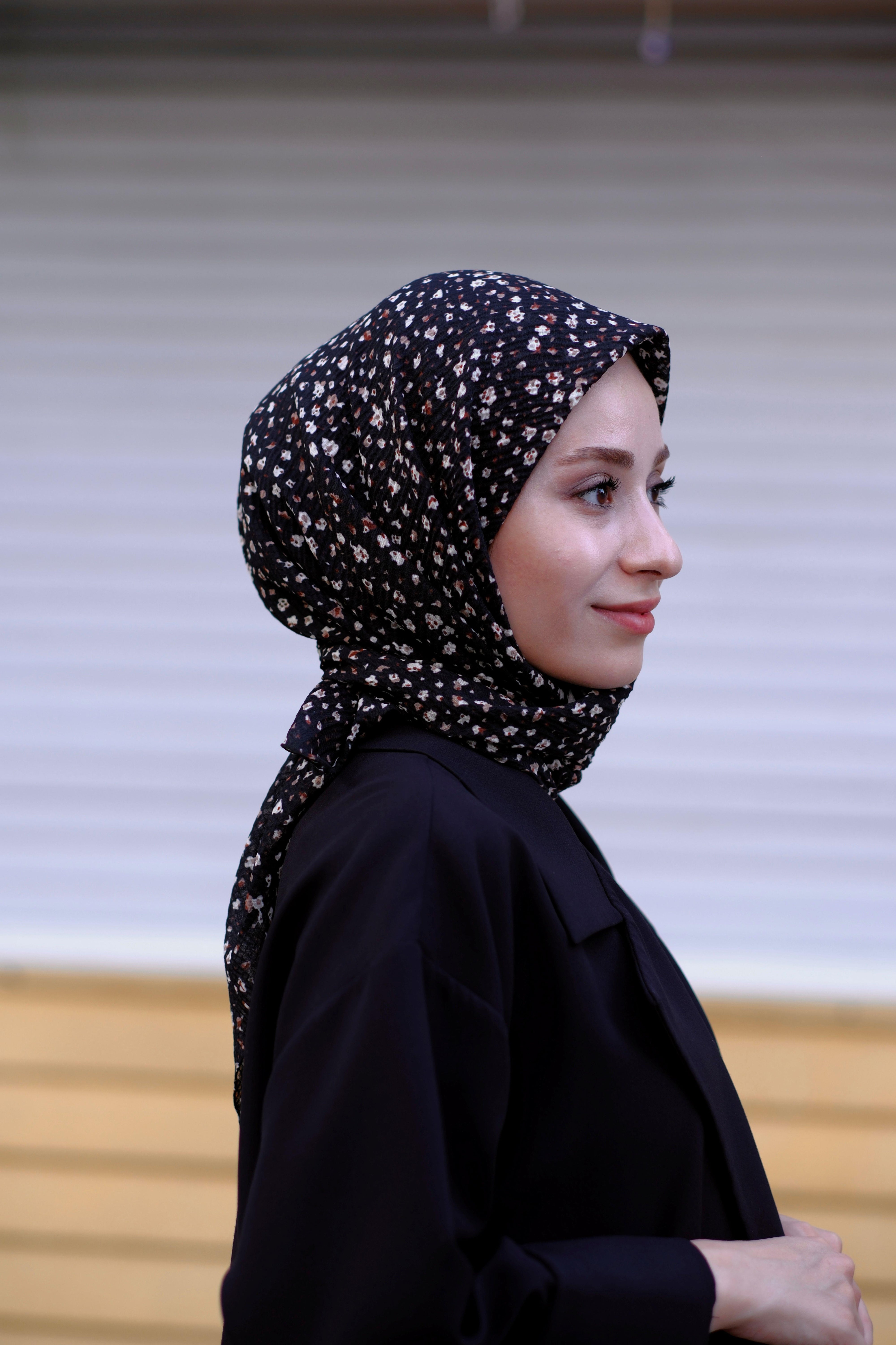 Çiçek Desenli Bürümcük Eşarp Siyah