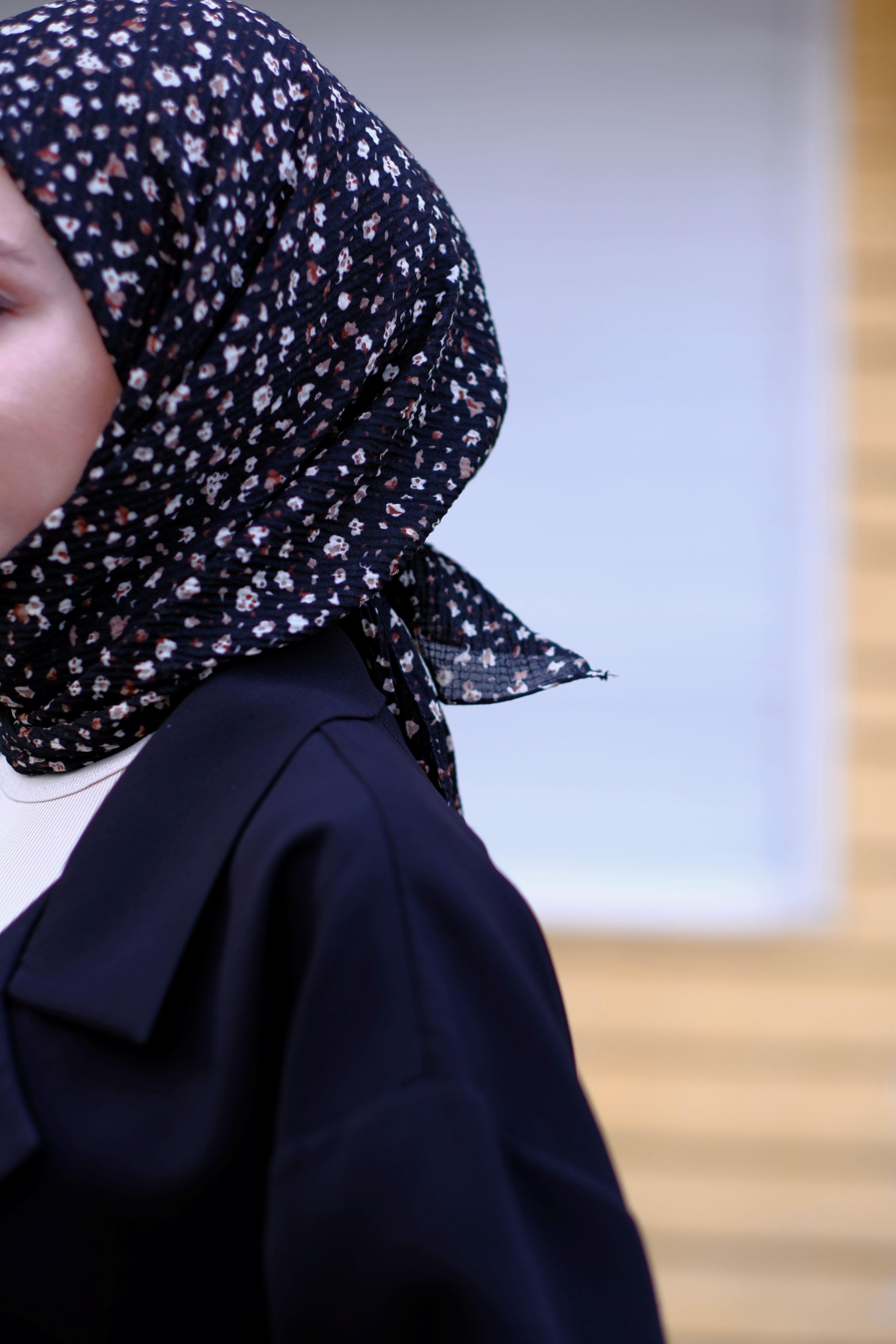 Çiçek Desenli Bürümcük Eşarp Siyah