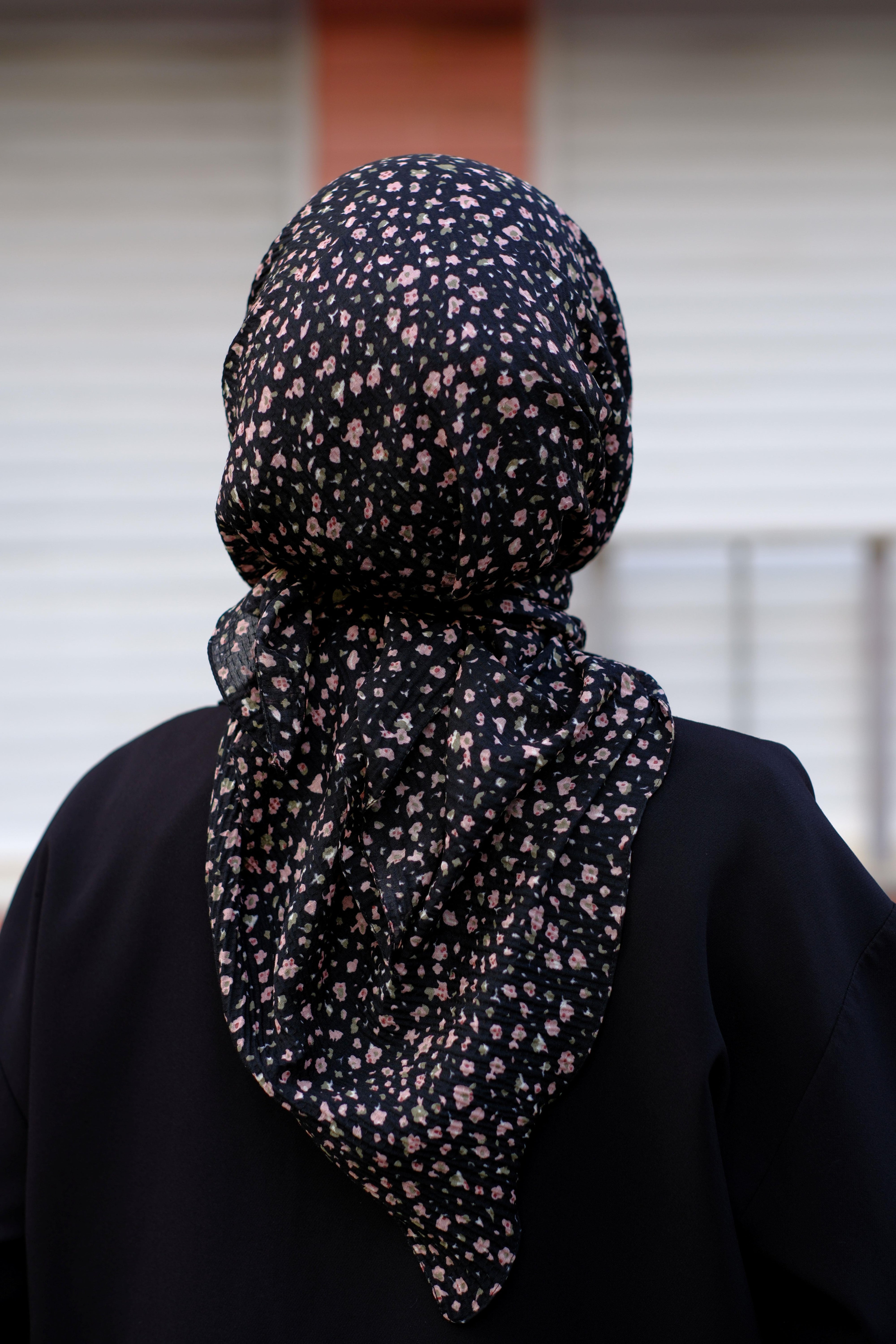 Çiçek Desenli Bürümcük Eşarp Siyah - Pembe