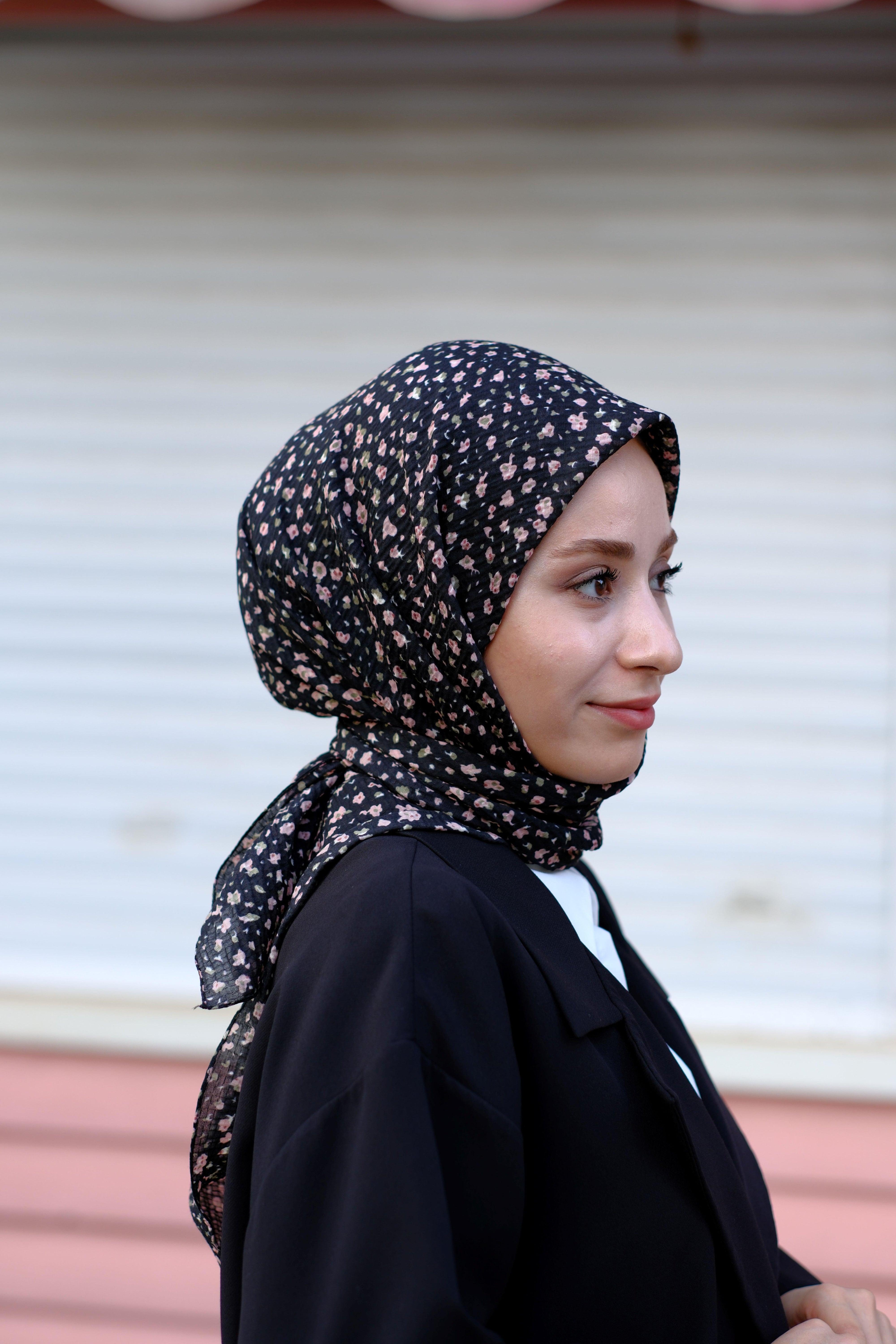 Çiçek Desenli Bürümcük Eşarp Siyah - Pembe