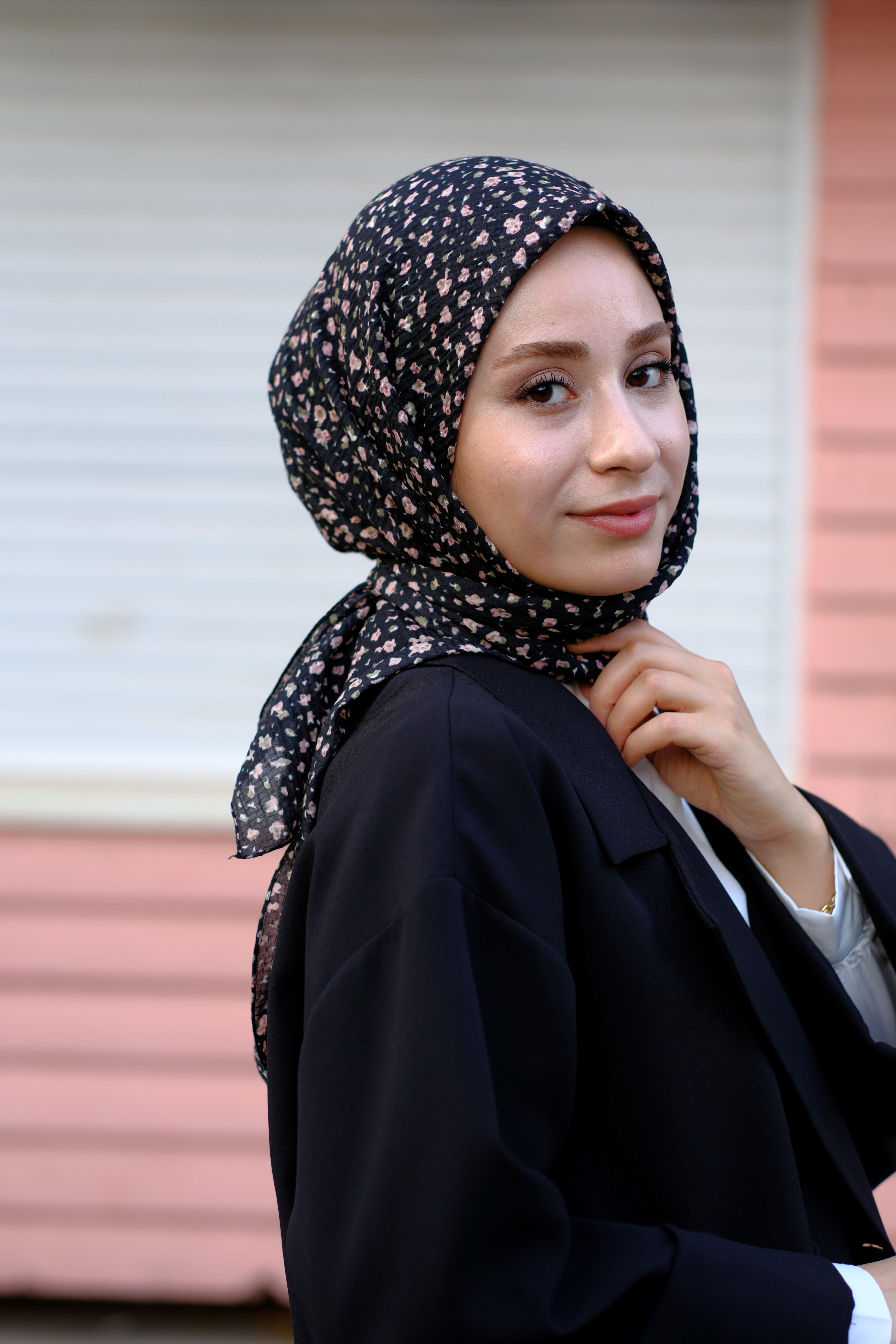 Çiçek Desenli Bürümcük Eşarp Siyah - Pembe