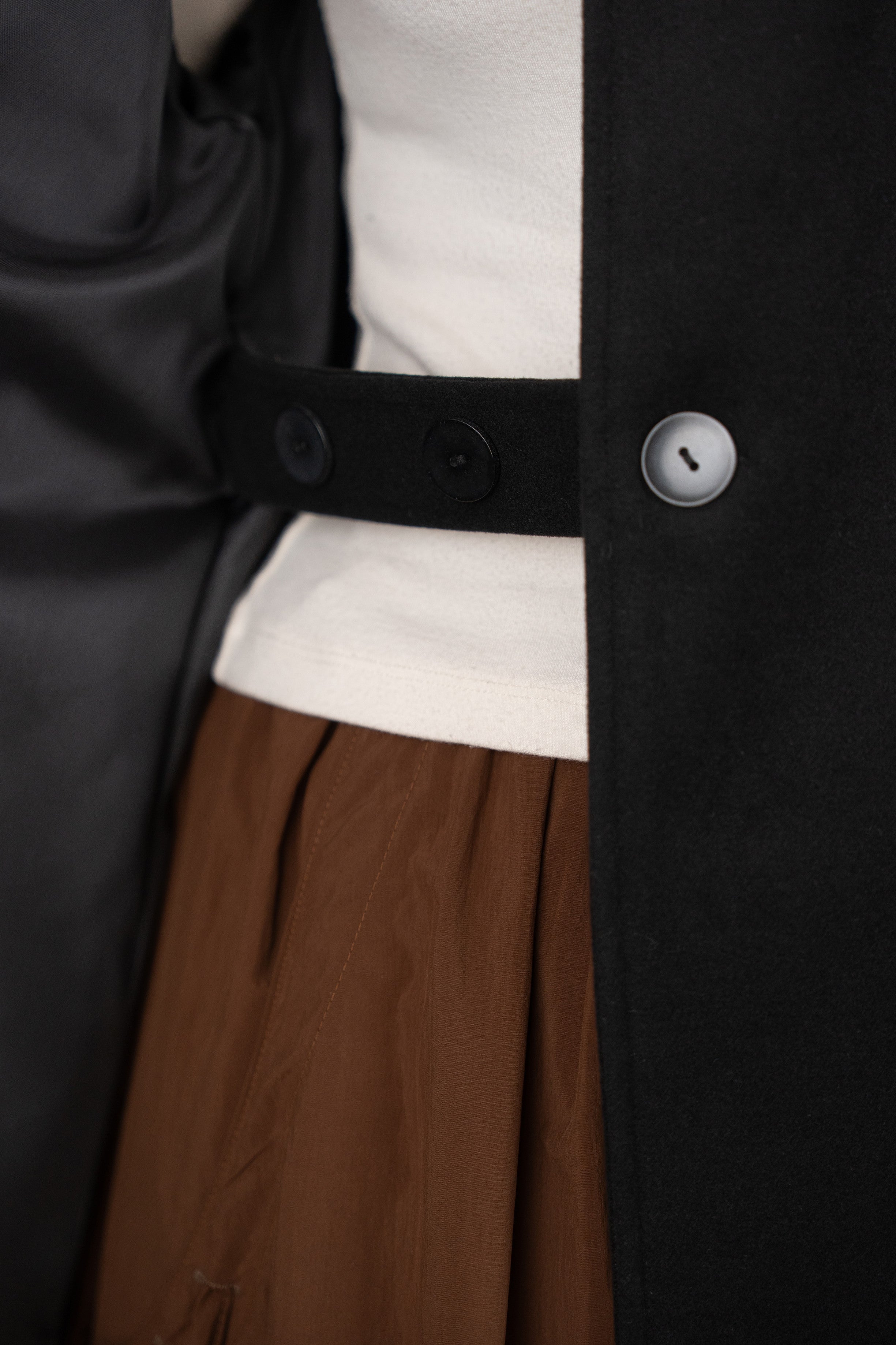 Kemer Detaylı Asimetrik Kaban Siyah