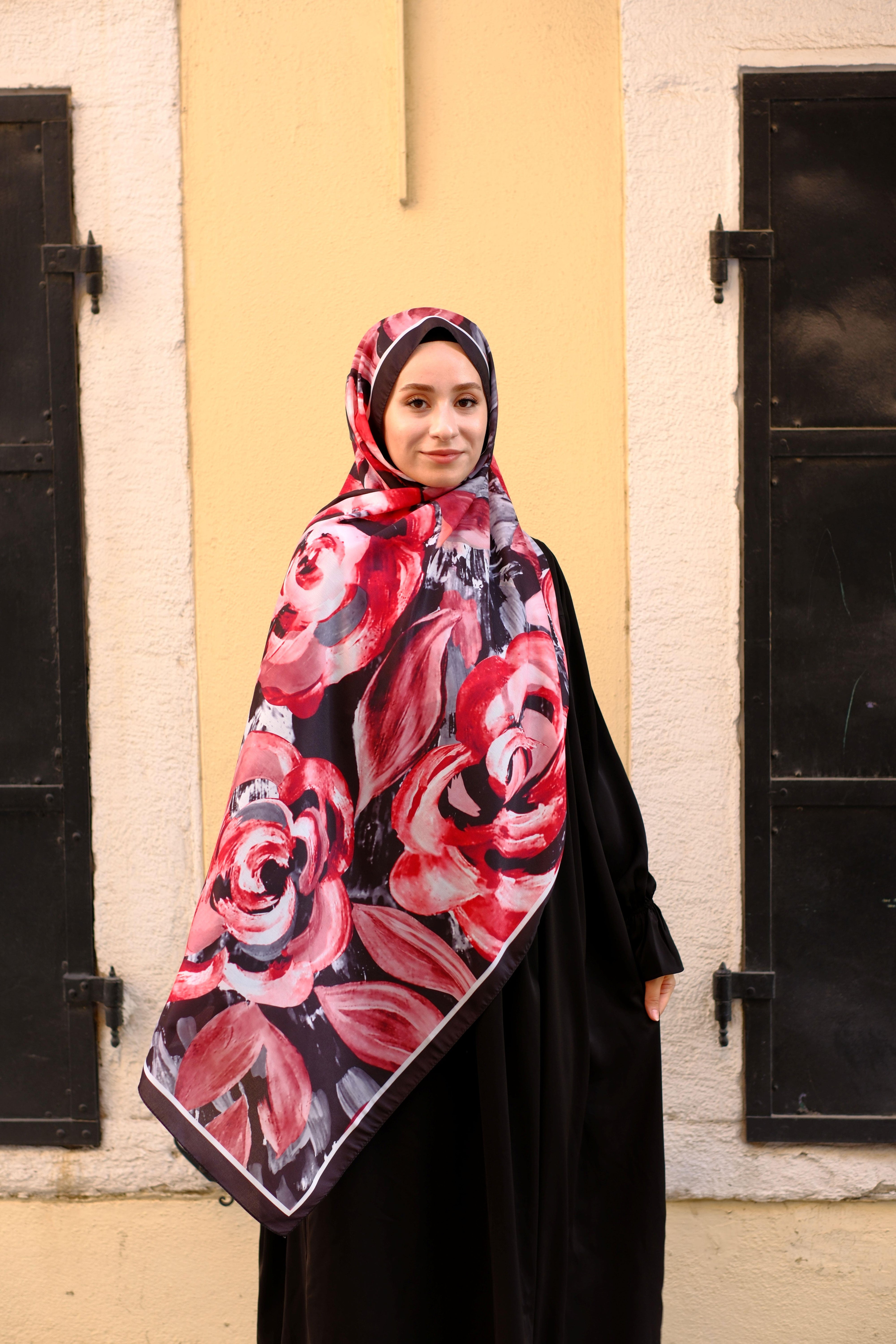 Gül Desenli Şal Siyah