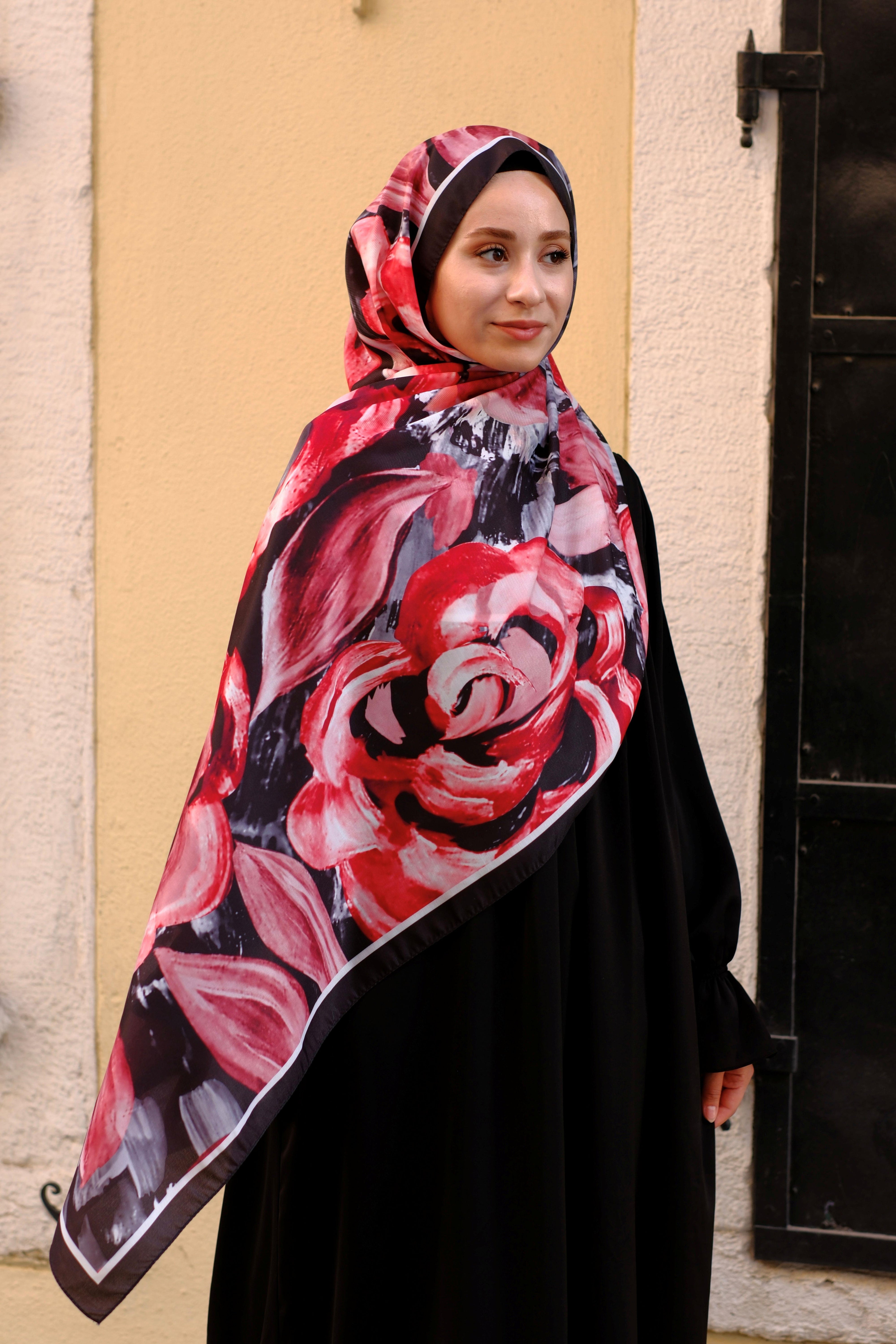 Gül Desenli Şal Siyah