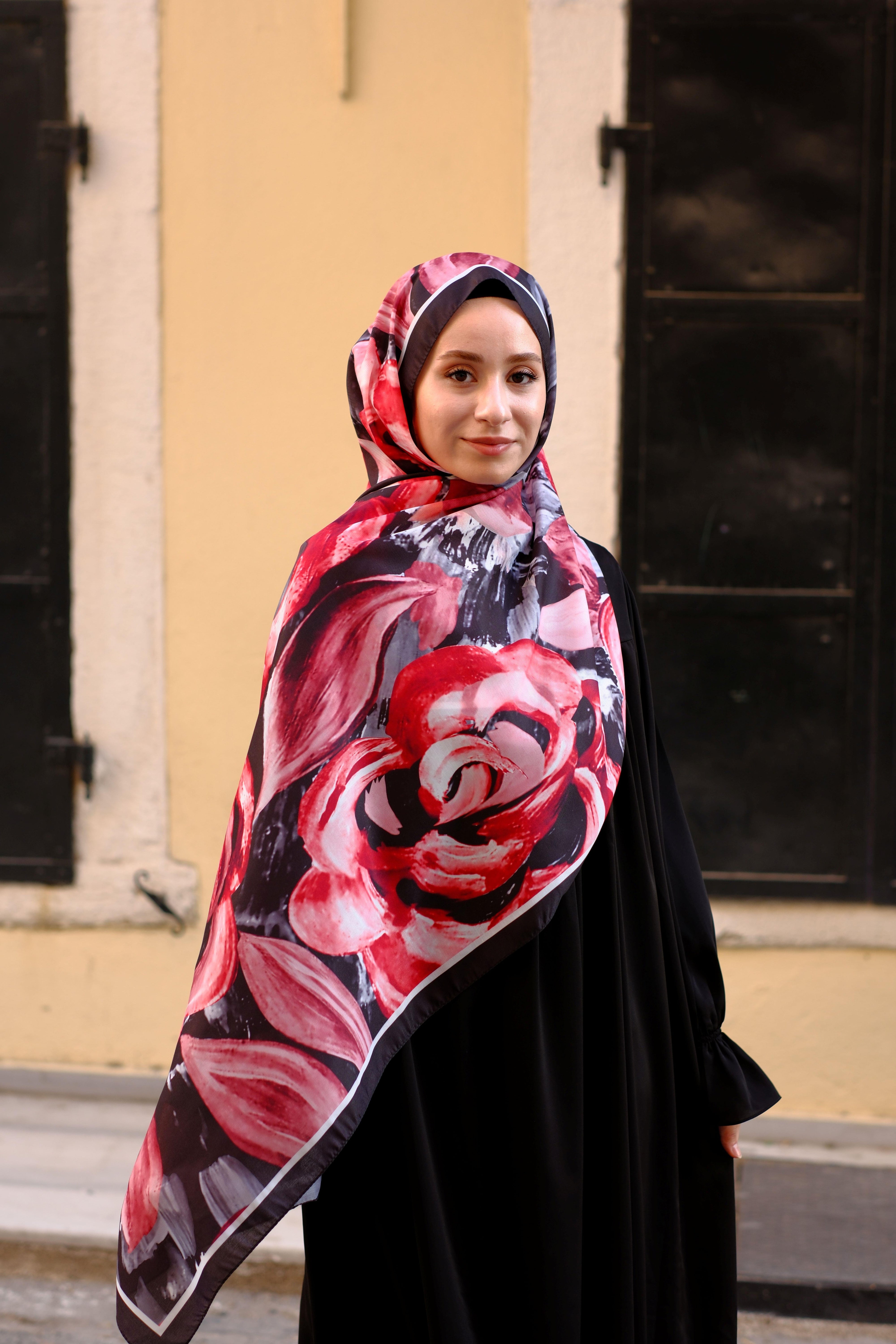 Gül Desenli Şal Siyah