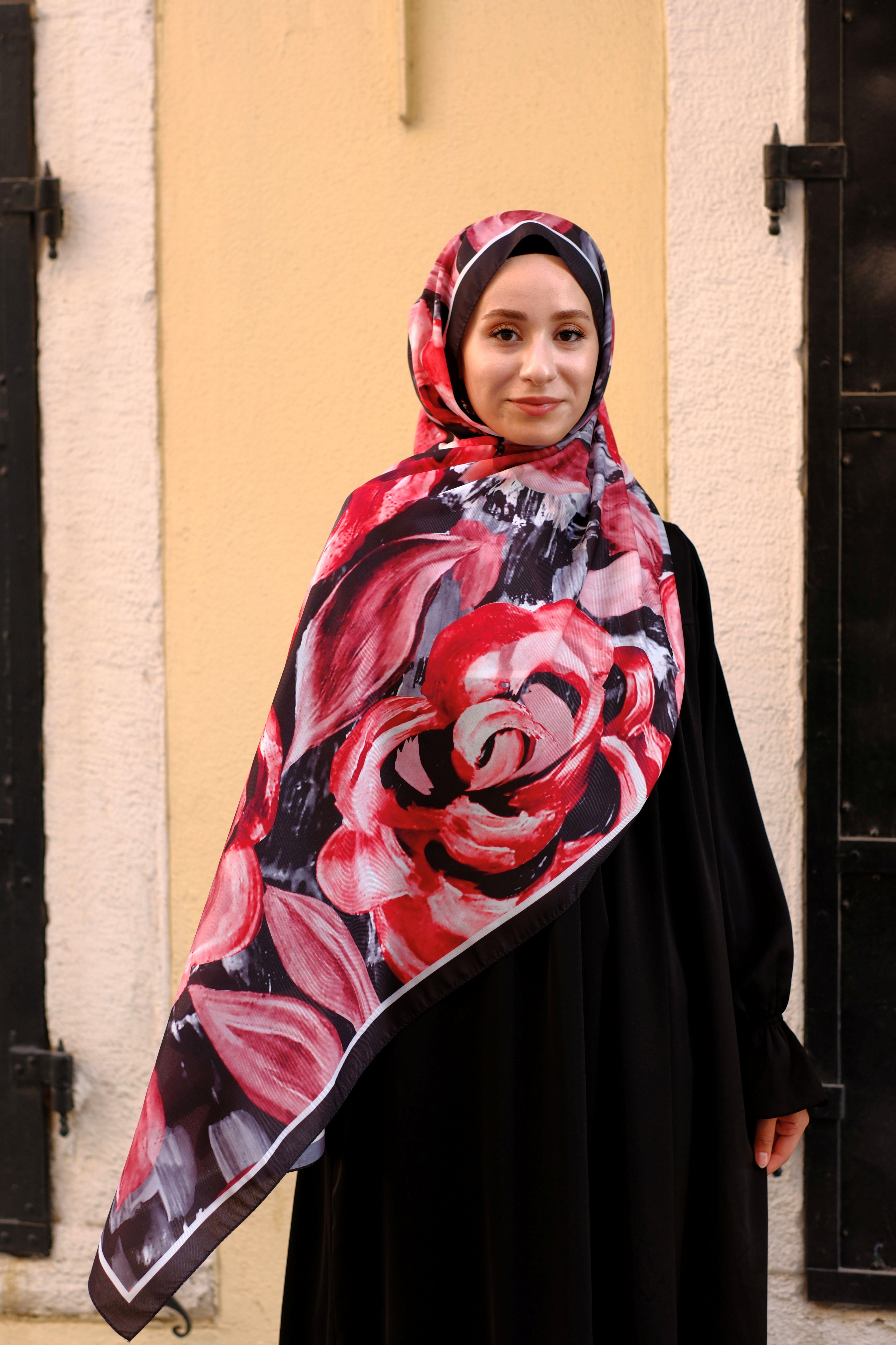 Gül Desenli Şal Siyah