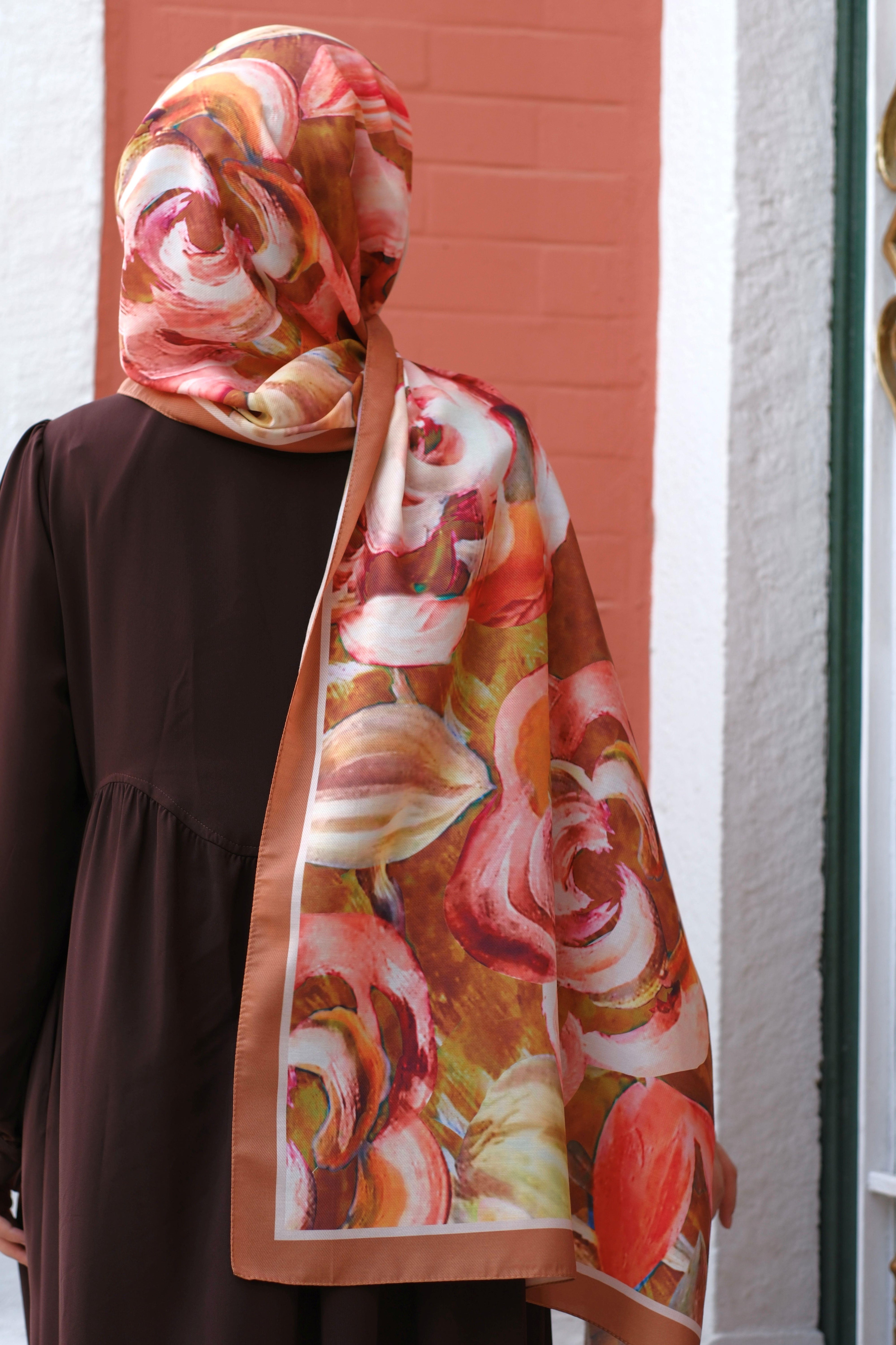 Gül Desenli Şal Sütlü Kahve