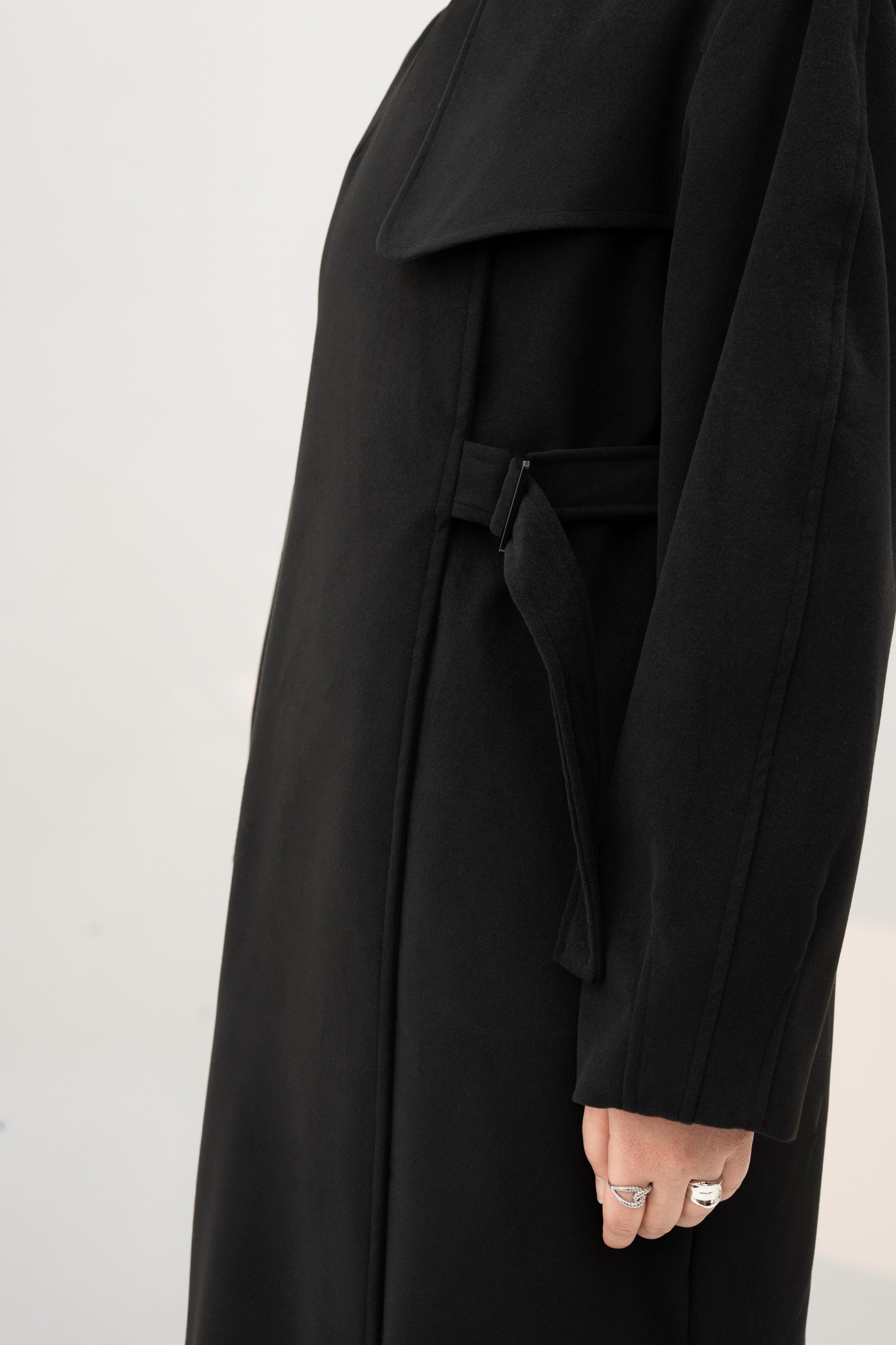 Kemer Detaylı Asimetrik Kaban Siyah